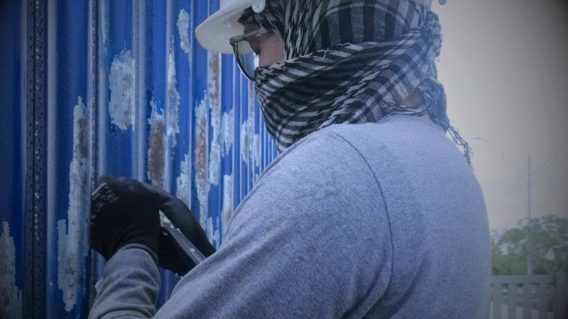 Diagnóstico y tratamiento de corrosión en cerramiento metálico de parque industrial — imagen 2