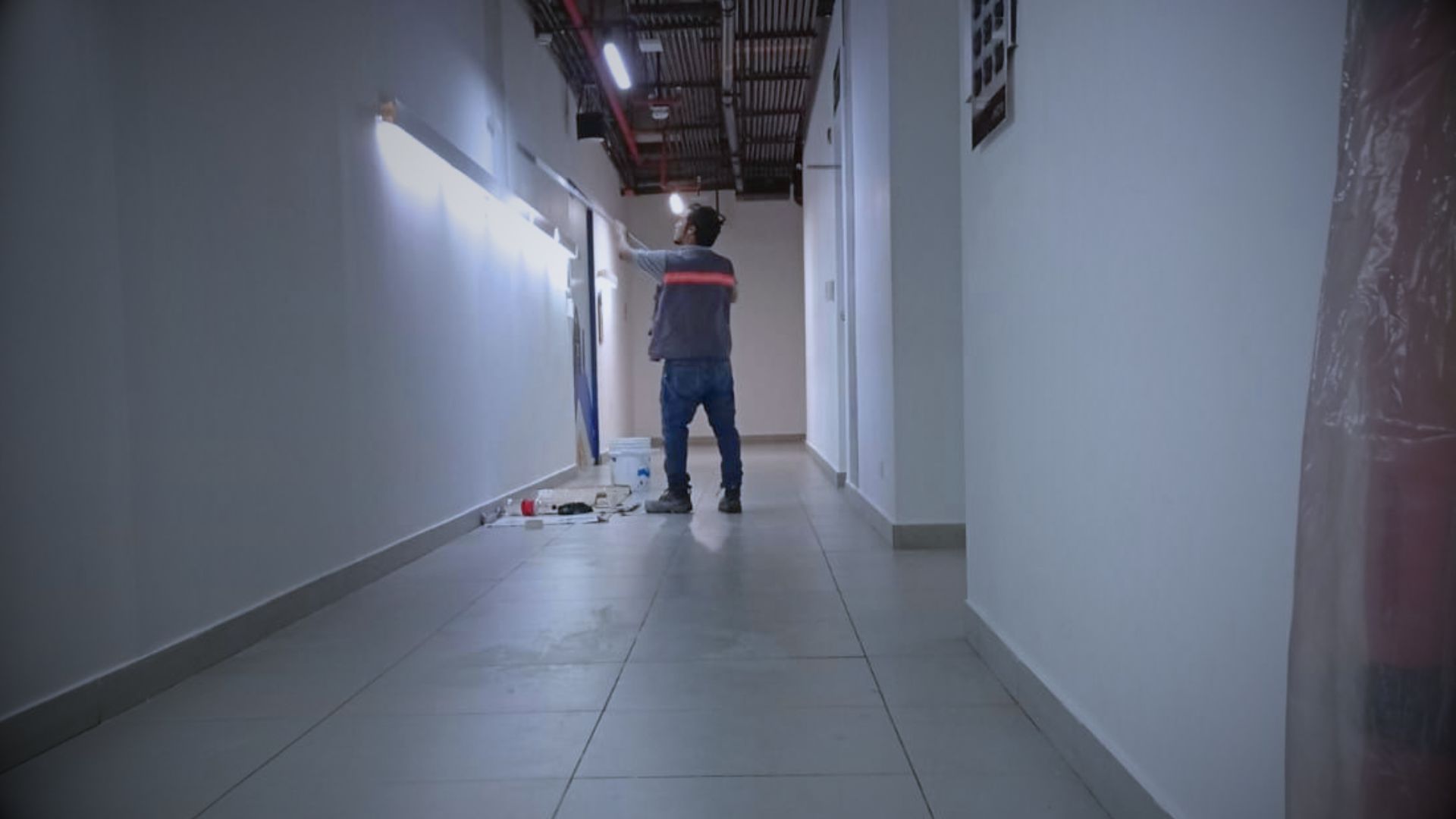 Mantenimiento estético recurrente en pasillos de edificio corporativo sin afectar la operación — imagen 2