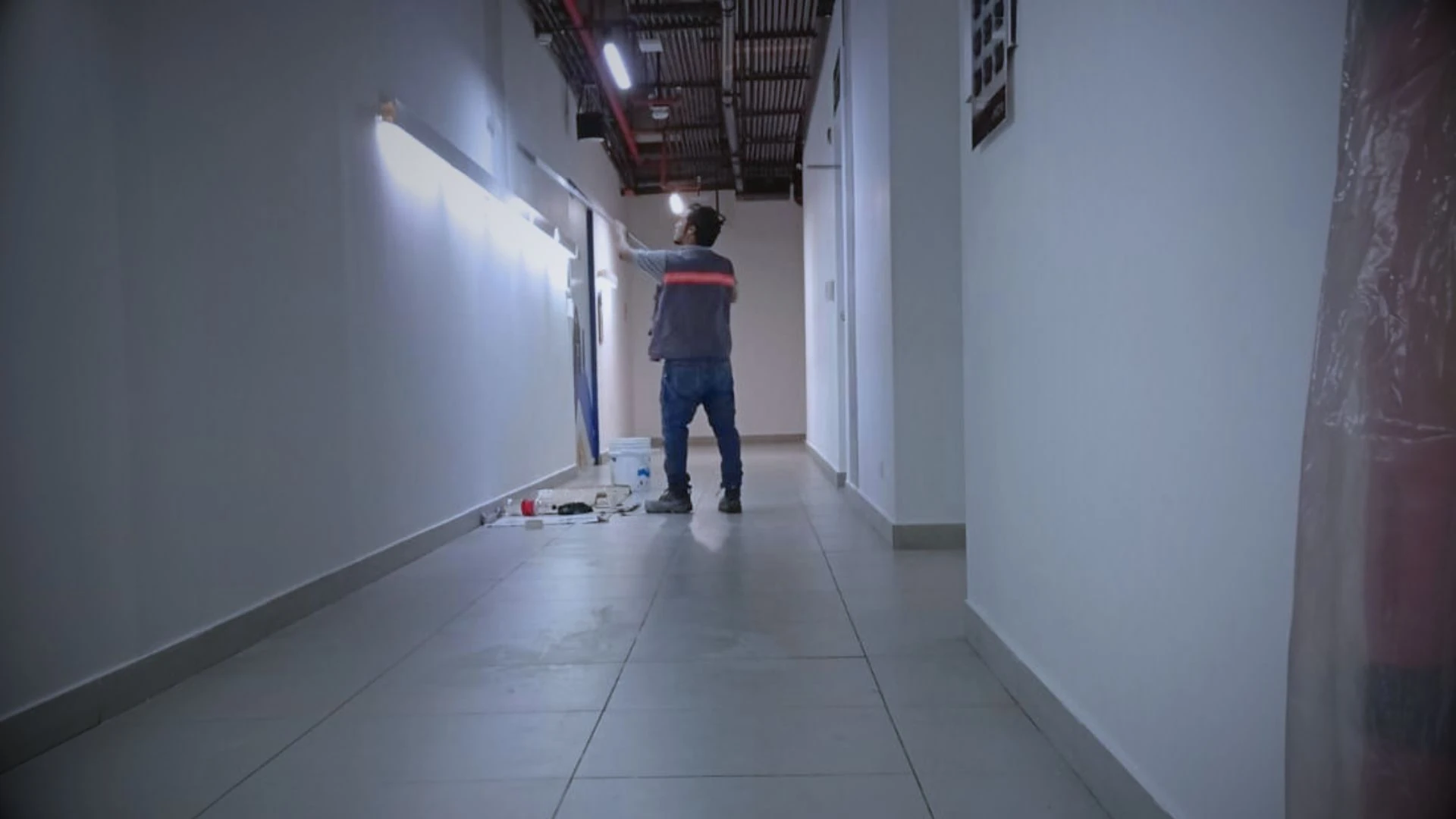 Mantenimiento estético recurrente en pasillos de edificio corporativo sin afectar la operación — imagen 2