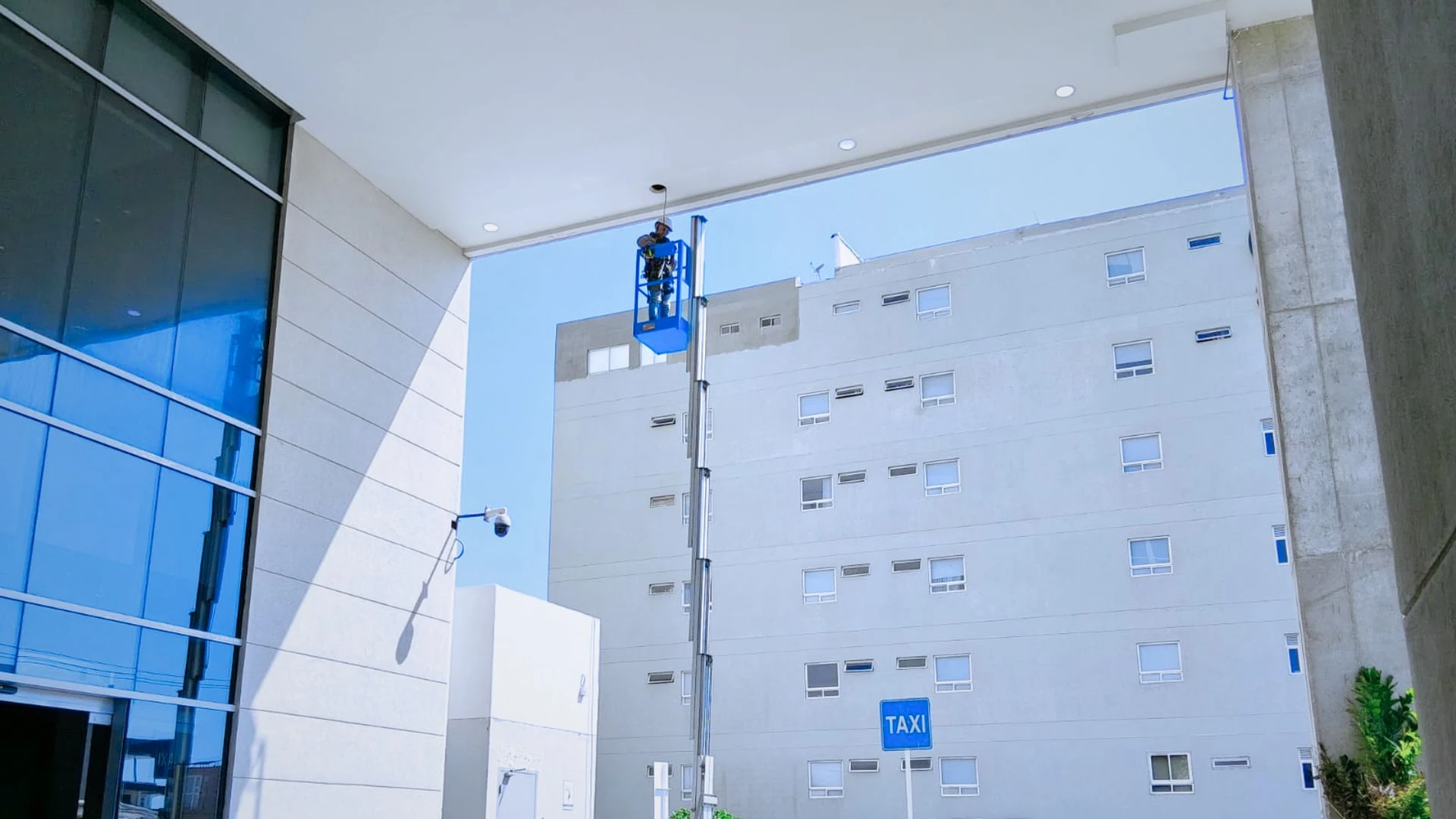 Mantenimiento de luminarias en altura en edificio corporativo