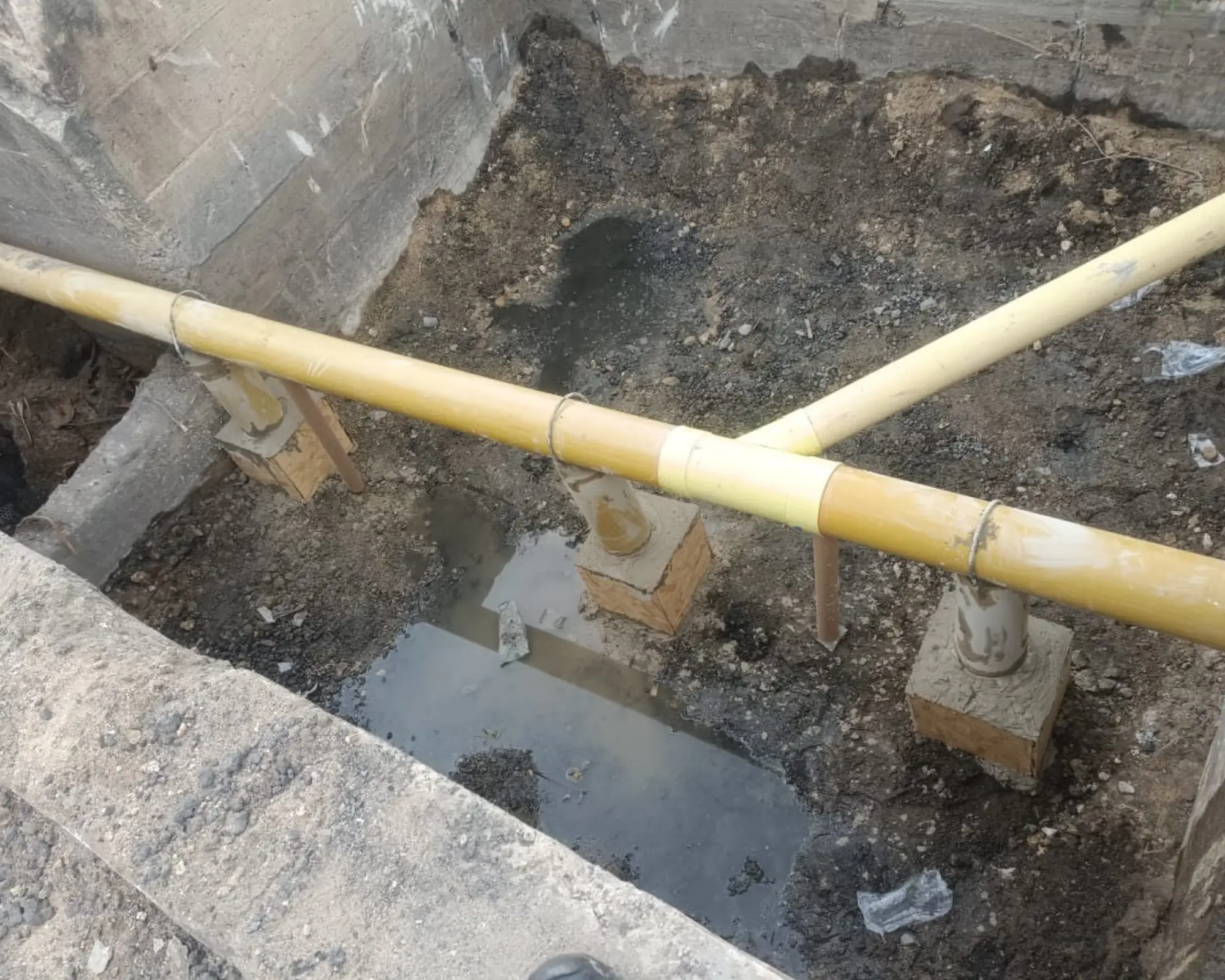 Segundo registro fotográfico del proyecto adecuación de desagüe y limpieza de canal junto a una bodega