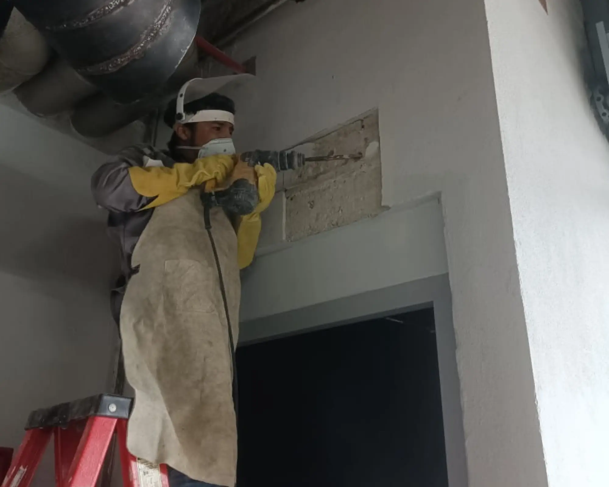Primer registro fotográfico del proyecto aperturas y obras civiles para el paso de ductos en un edificio