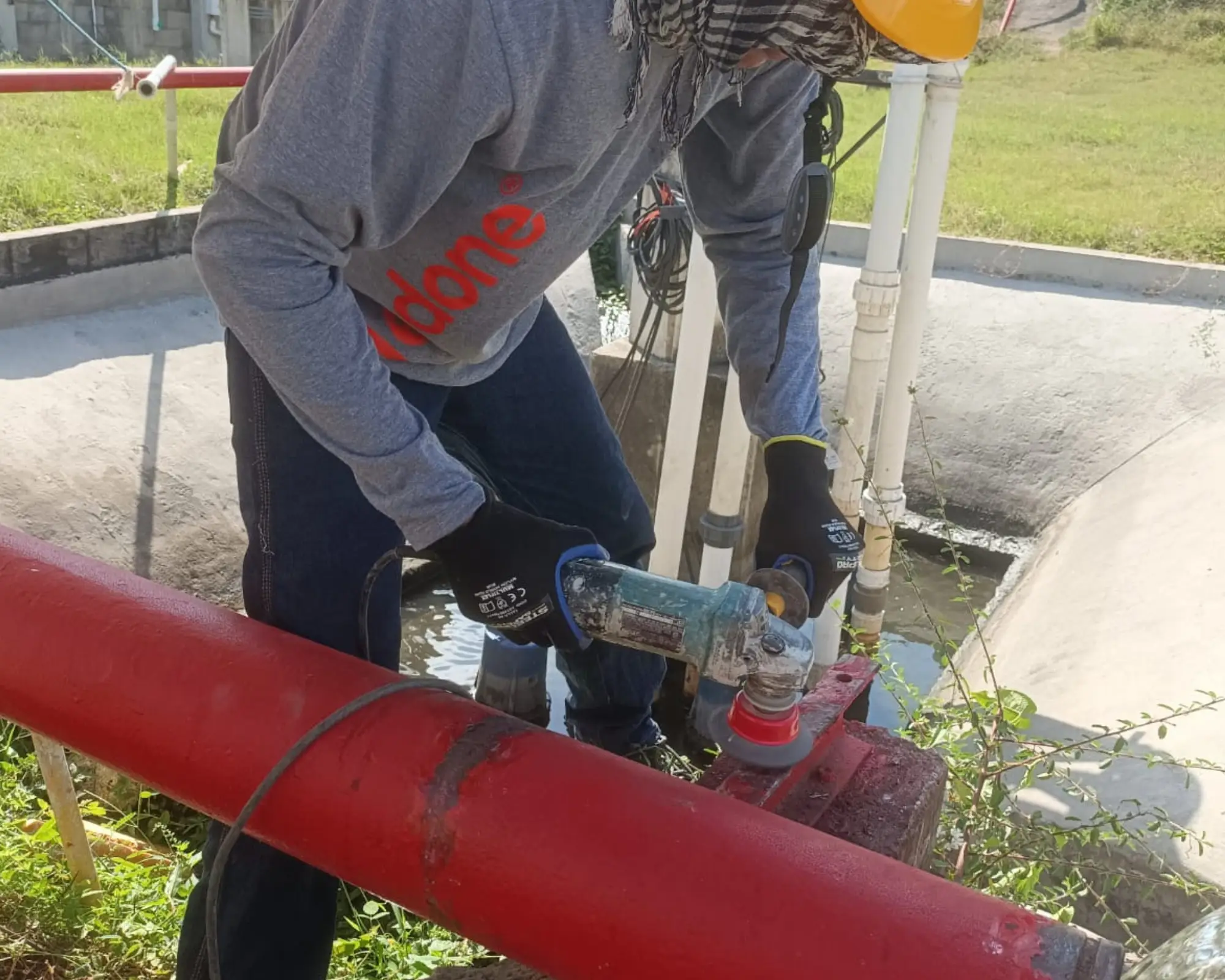 Primer registro fotográfico del proyecto cambio de soportes de tubería de una red contra incendios