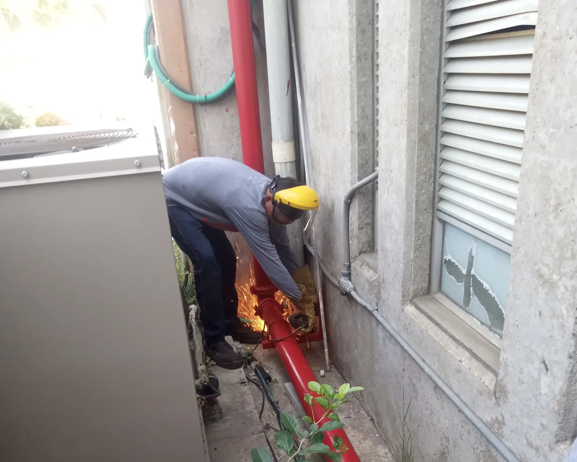 Segundo registro fotográfico del proyecto cambio de soportes de tubería de una red contra incendios