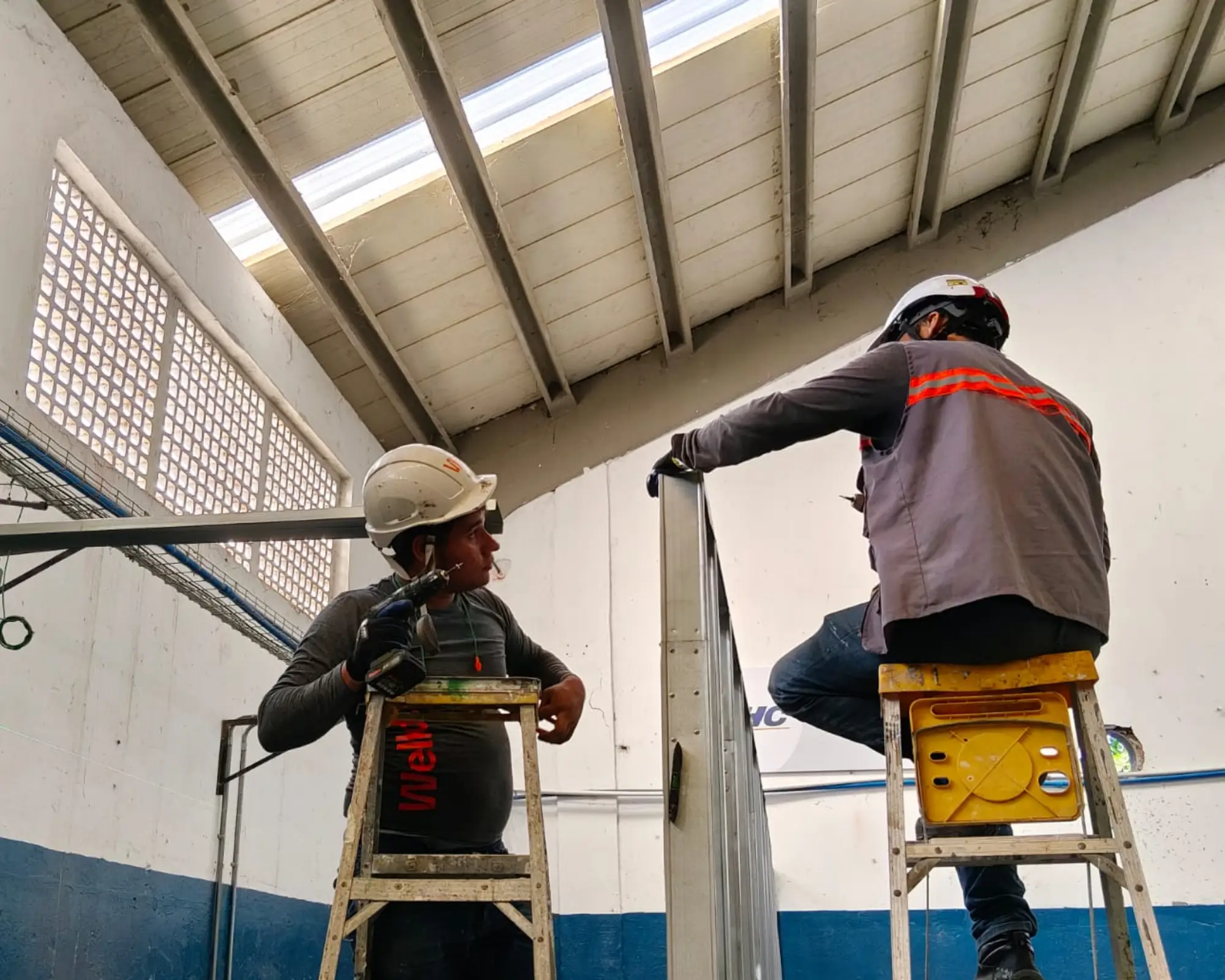 Primer registro fotográfico del proyecto construcción de oficina de atención en instalaciones automotrices