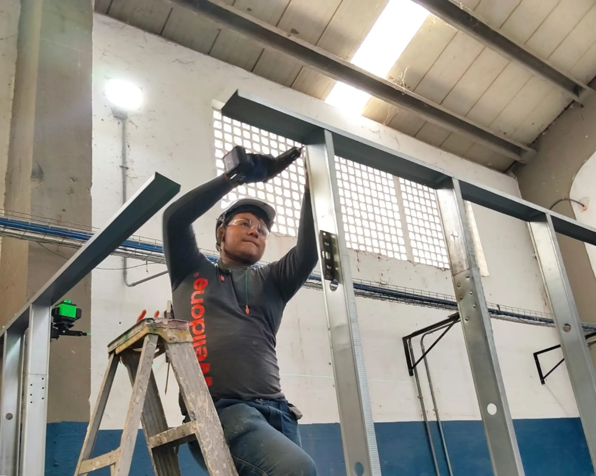 Tercer registro fotográfico del proyecto construcción de oficina de atención en instalaciones automotrices