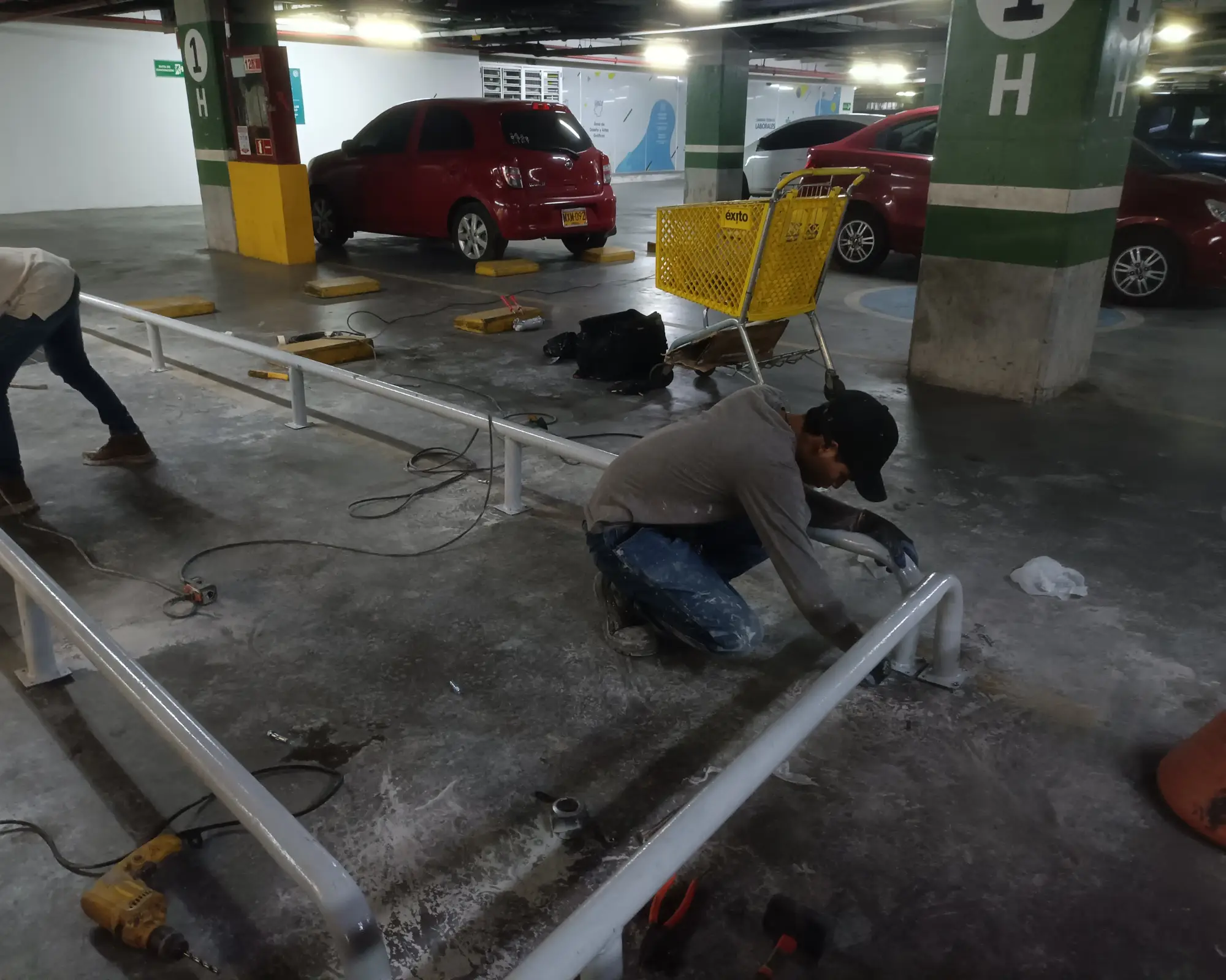 Primer registro fotográfico del proyecto instalación de barandas y separadores en espacios comerciales