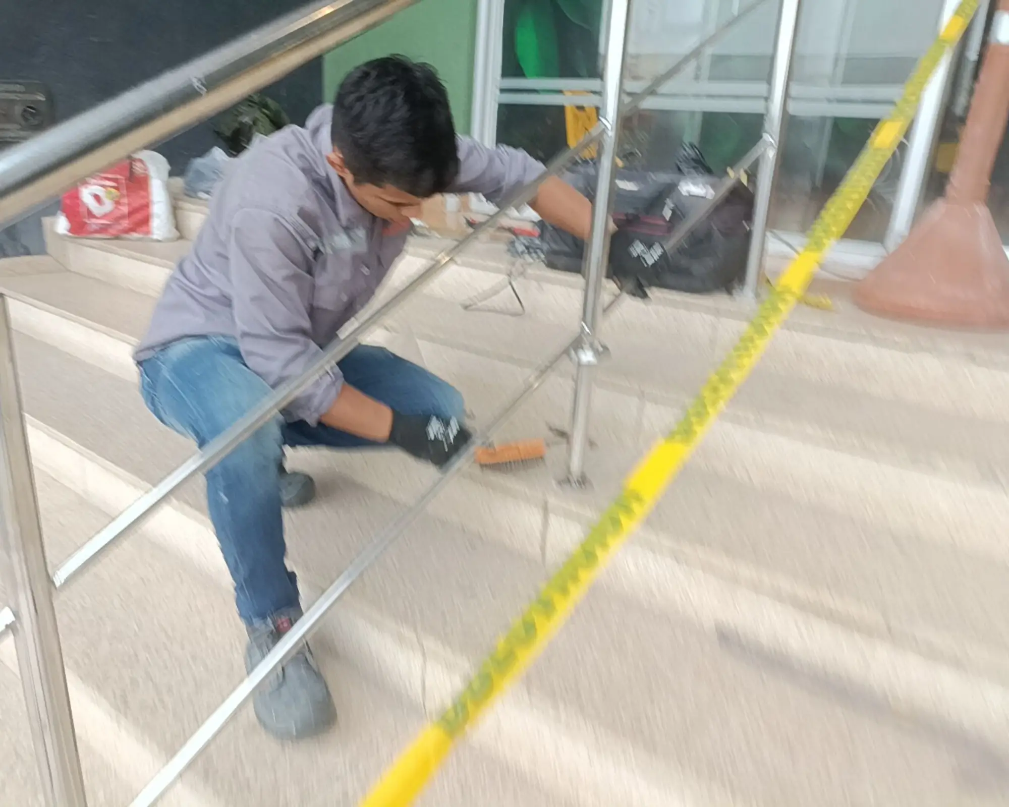 Segundo registro fotográfico del proyecto instalación de barandas y separadores en espacios comerciales