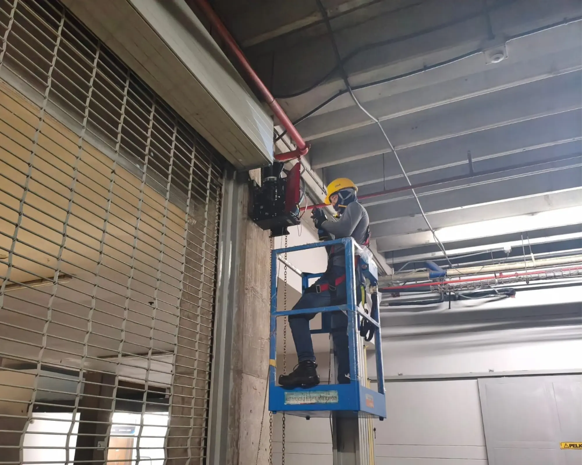 Primer registro fotográfico del proyecto instalación de motor y protección en puerta enrollable de parqueadero