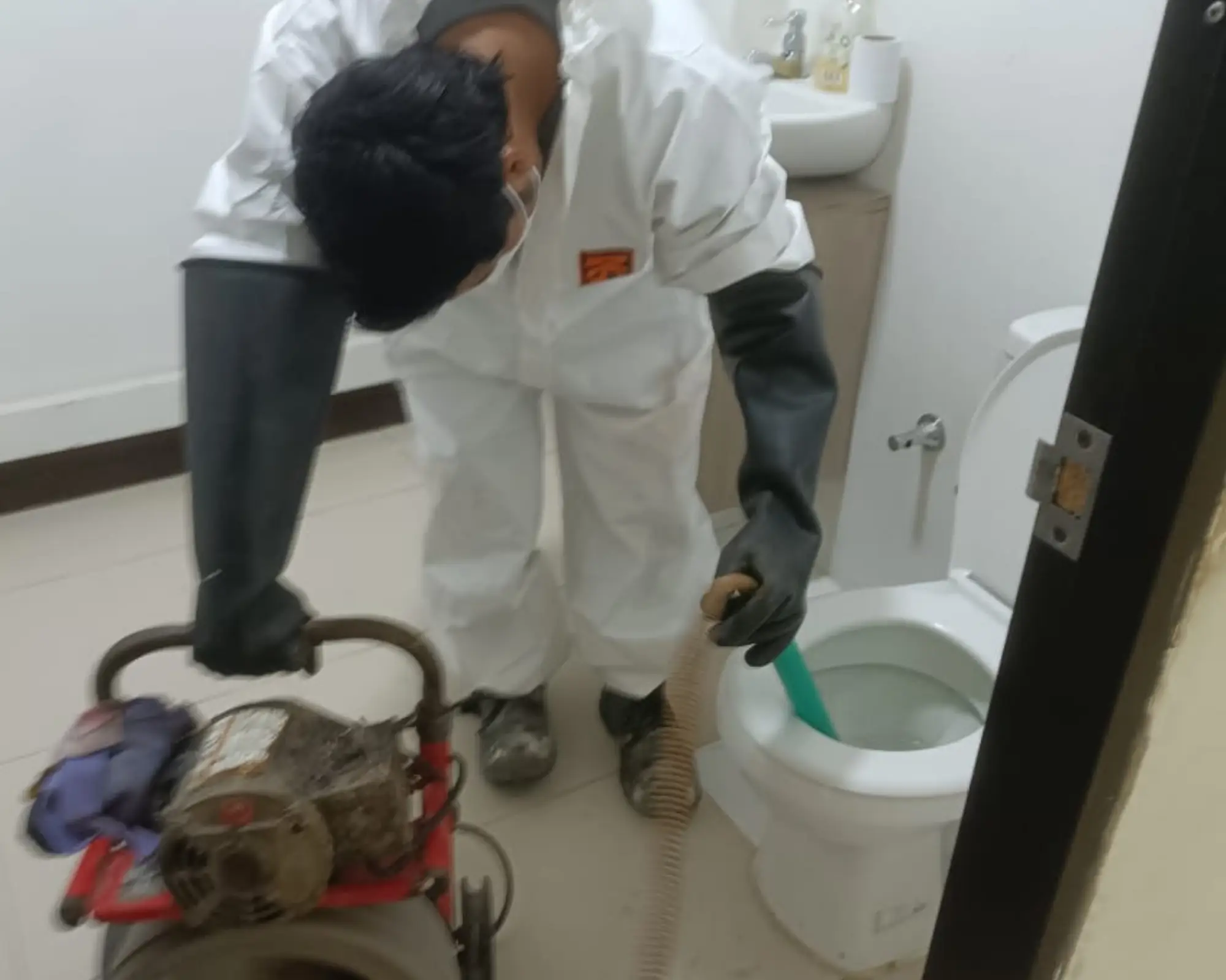 Segundo registro fotográfico del proyecto sondeo y limpieza de tuberías sanitarias en oficinas