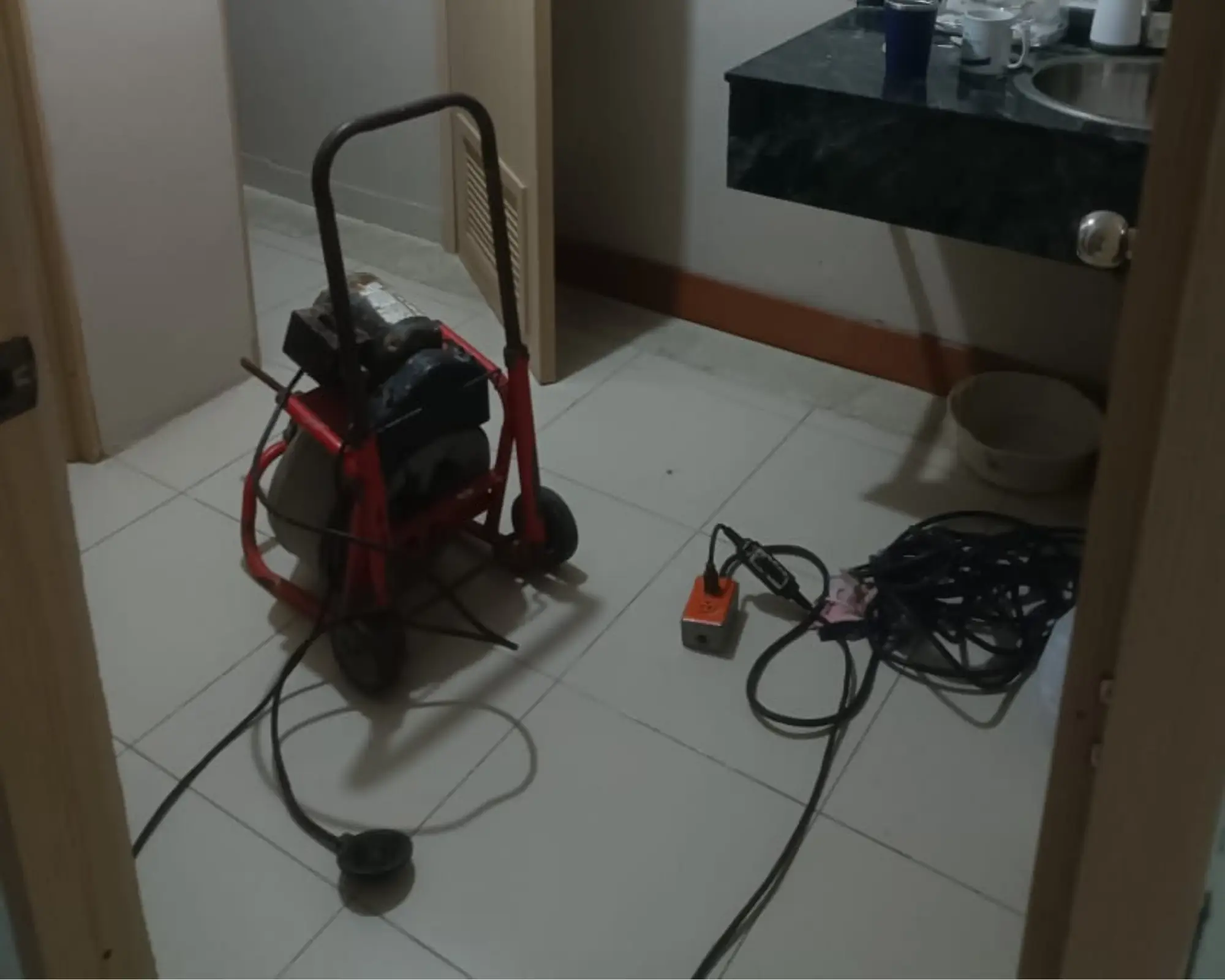 Tercer registro fotográfico del proyecto sondeo y limpieza de tuberías sanitarias en oficinas