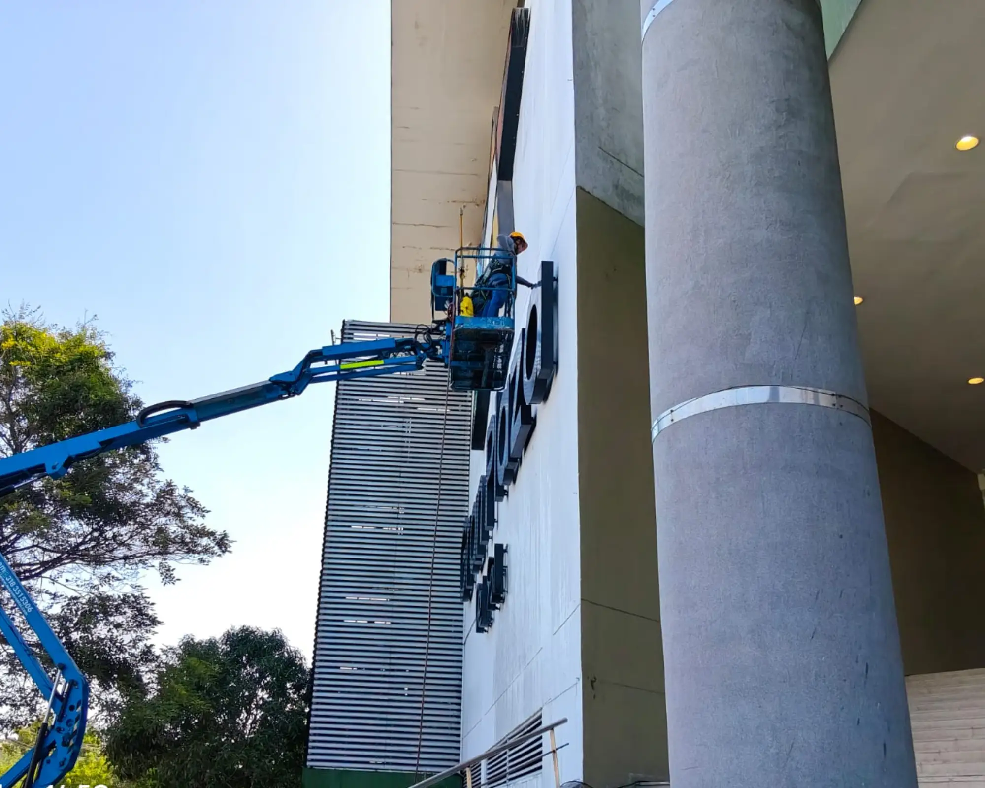 Tercer registro fotográfico del proyecto limpieza y mantenimiento de un aviso exterior comercial