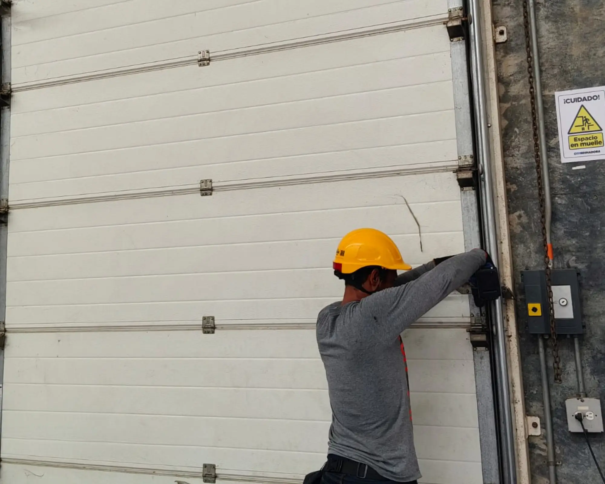Primer registro fotográfico del proyecto mantenimiento correctivo de una puerta seccional