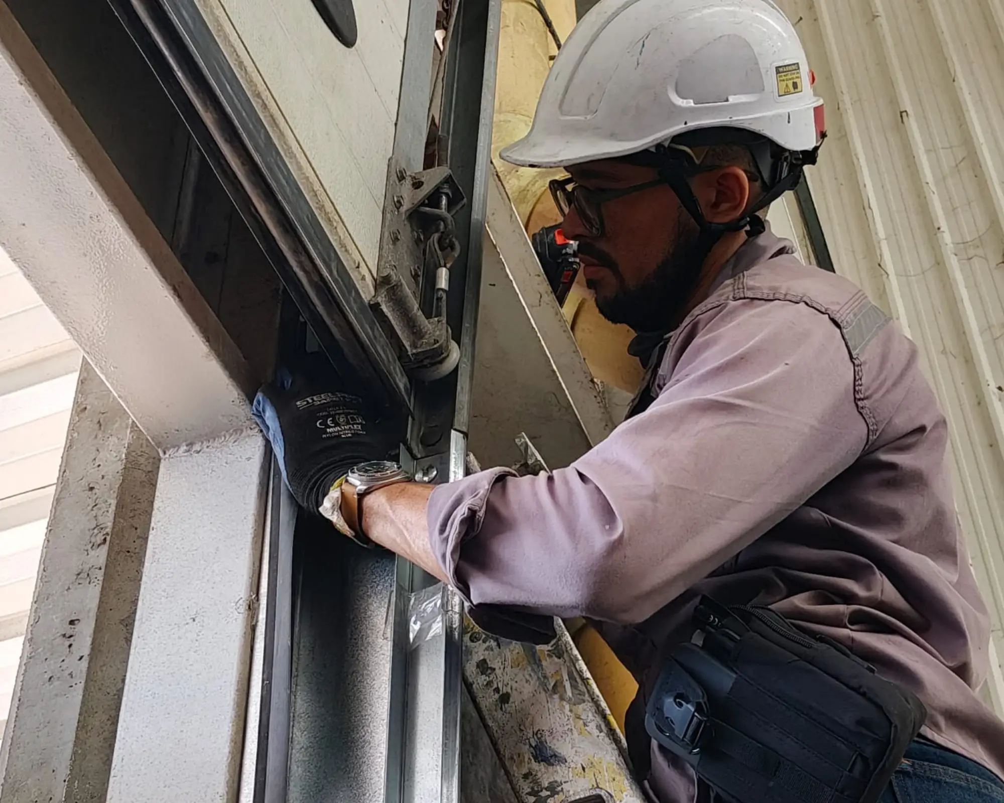 Segundo registro fotográfico del proyecto mantenimiento correctivo de una puerta seccional