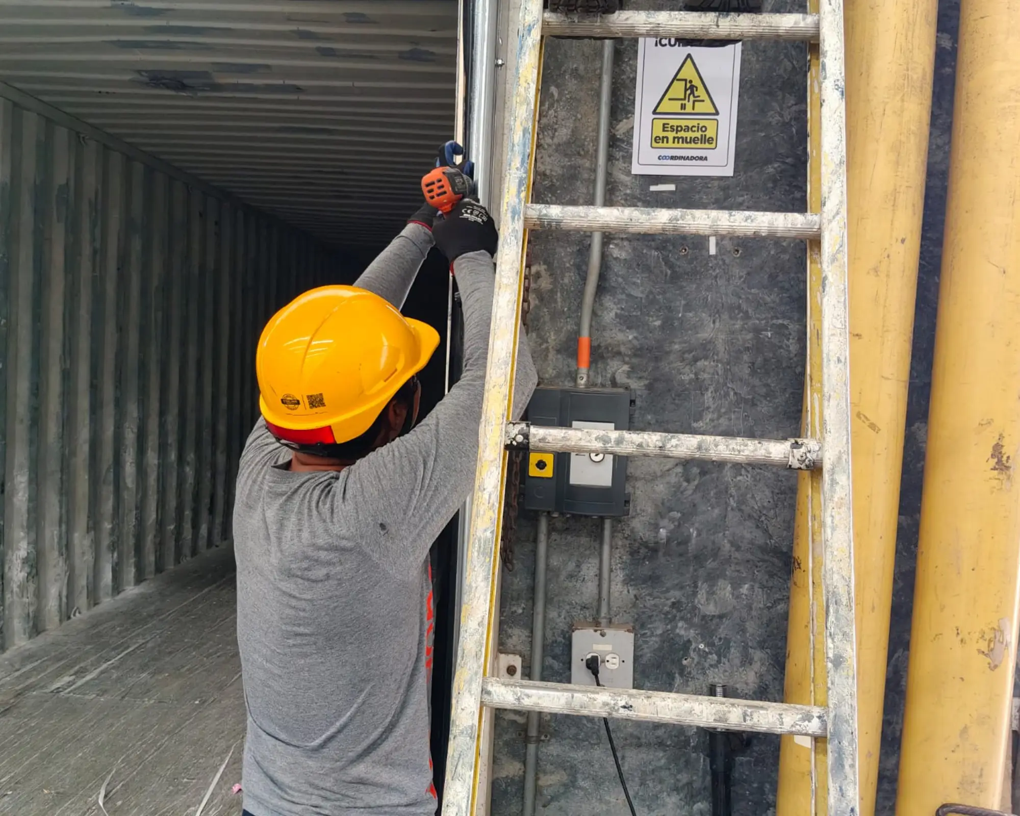 Tercer registro fotográfico del proyecto mantenimiento correctivo de una puerta seccional