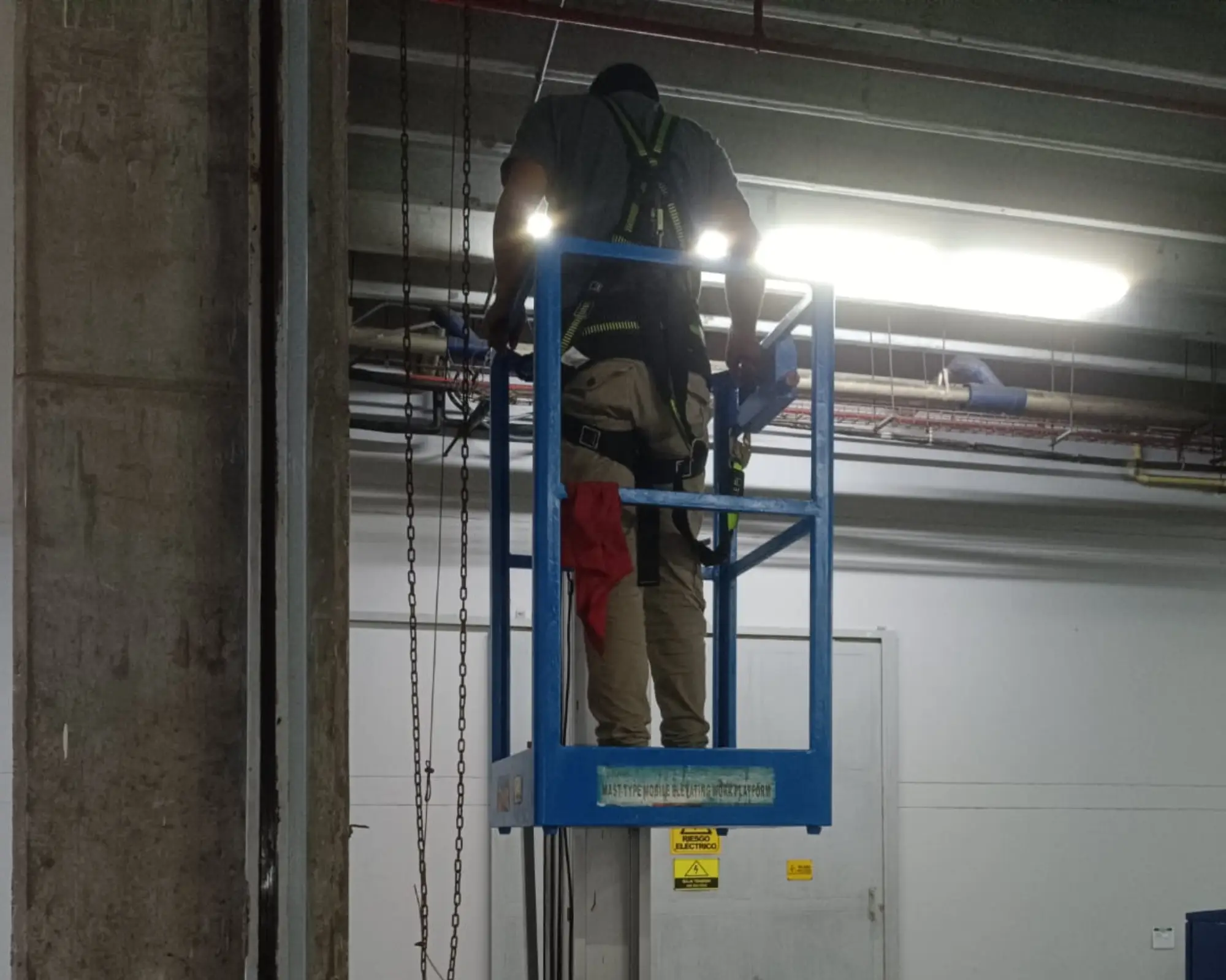 Primer registro fotográfico del proyecto mantenimiento preventivo de puerta enrollable de parqueadero