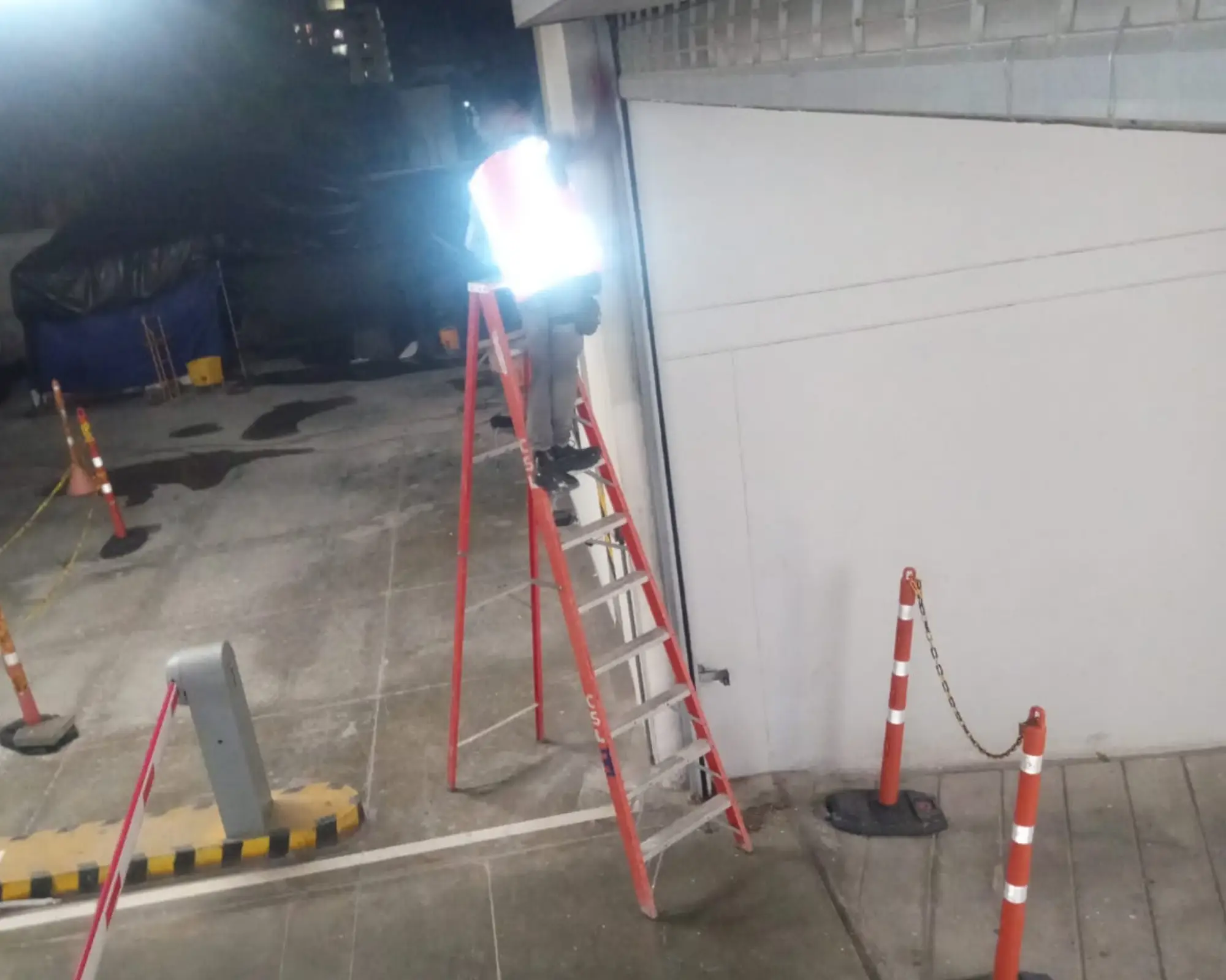 Segundo registro fotográfico del proyecto mantenimiento preventivo de puerta enrollable de parqueadero