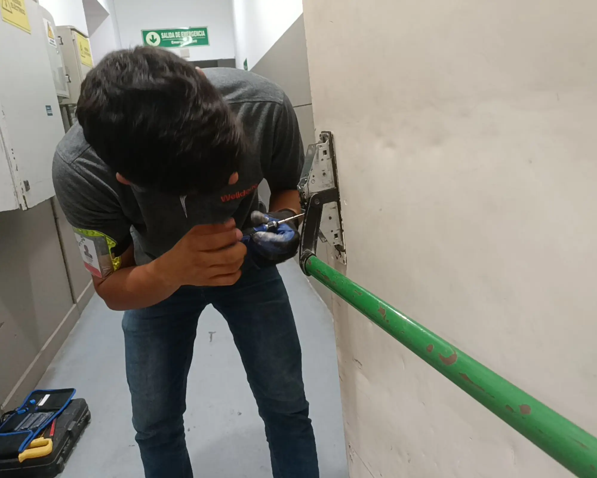 Primer registro fotográfico del proyecto mantenimiento de puertas de salida de emergencia