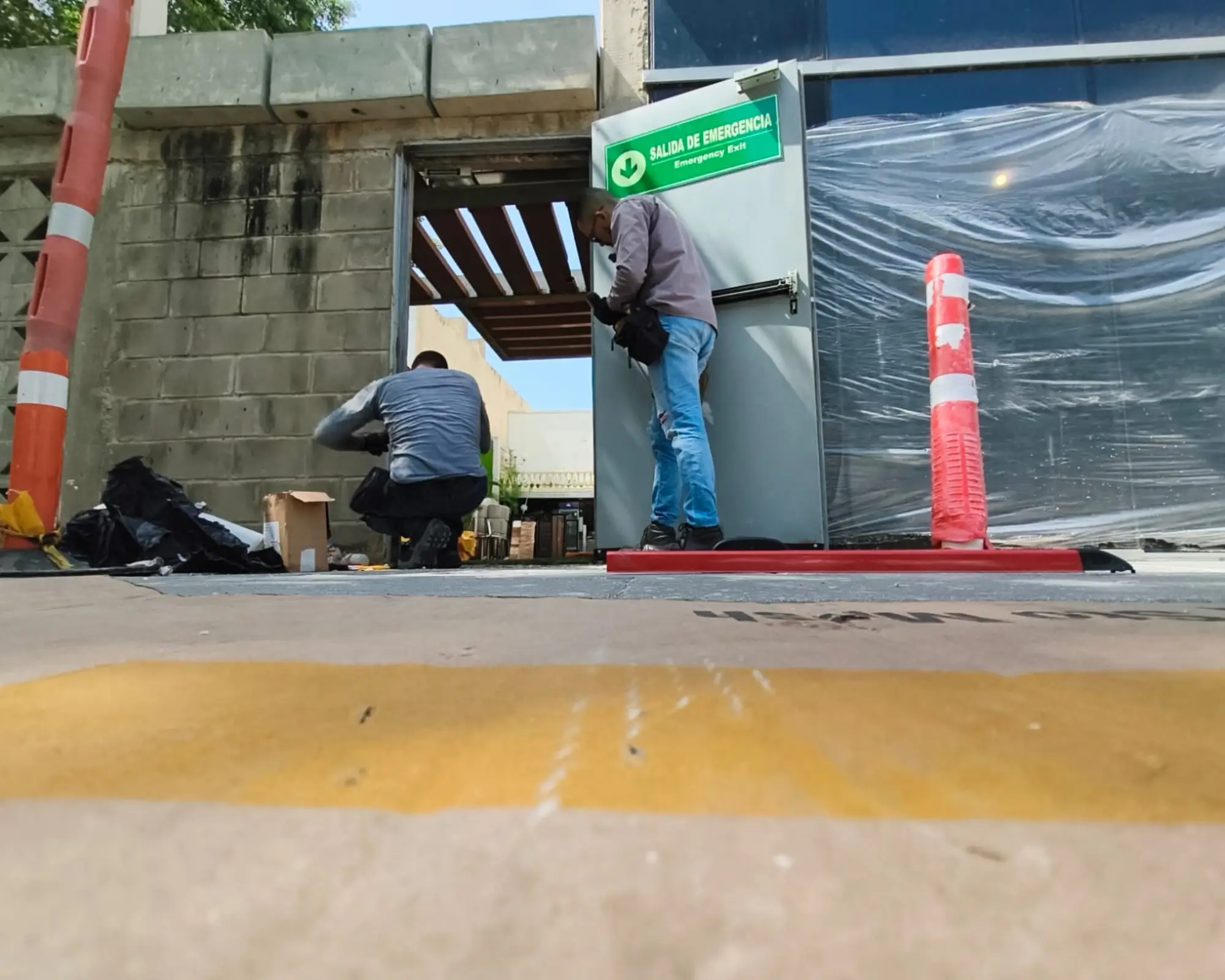Primer registro fotográfico del proyecto mantenimiento de puertas y sistemas de apertura en un edificio empresarial