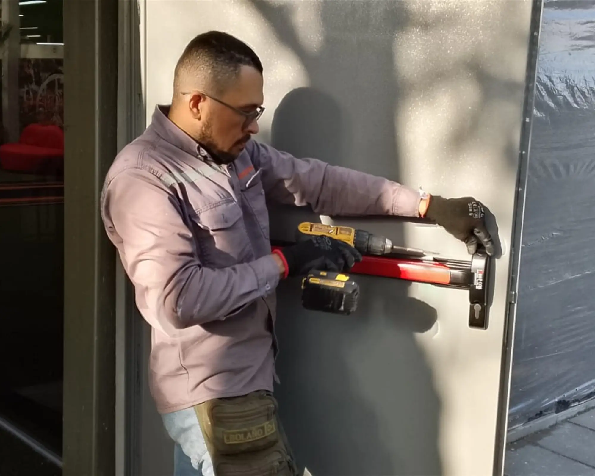 Tercer registro fotográfico del proyecto mantenimiento de puertas y sistemas de apertura en un edificio empresarial