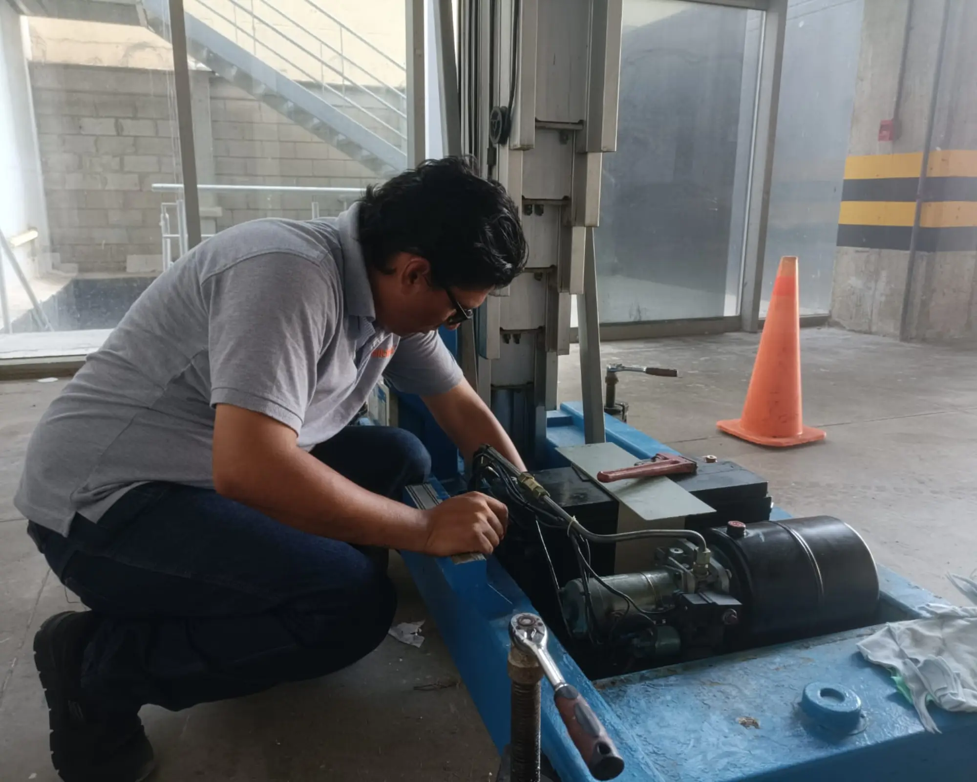 Primer registro fotográfico del proyecto mantenimiento preventivo de una plataforma elevadora de tijera