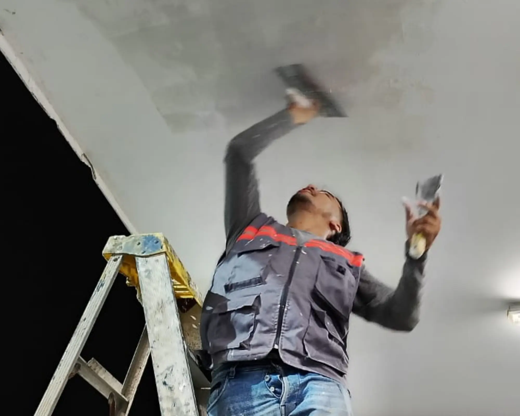Primer registro fotográfico del proyecto pintura de baños y reparaciones de acabados en un edificio
