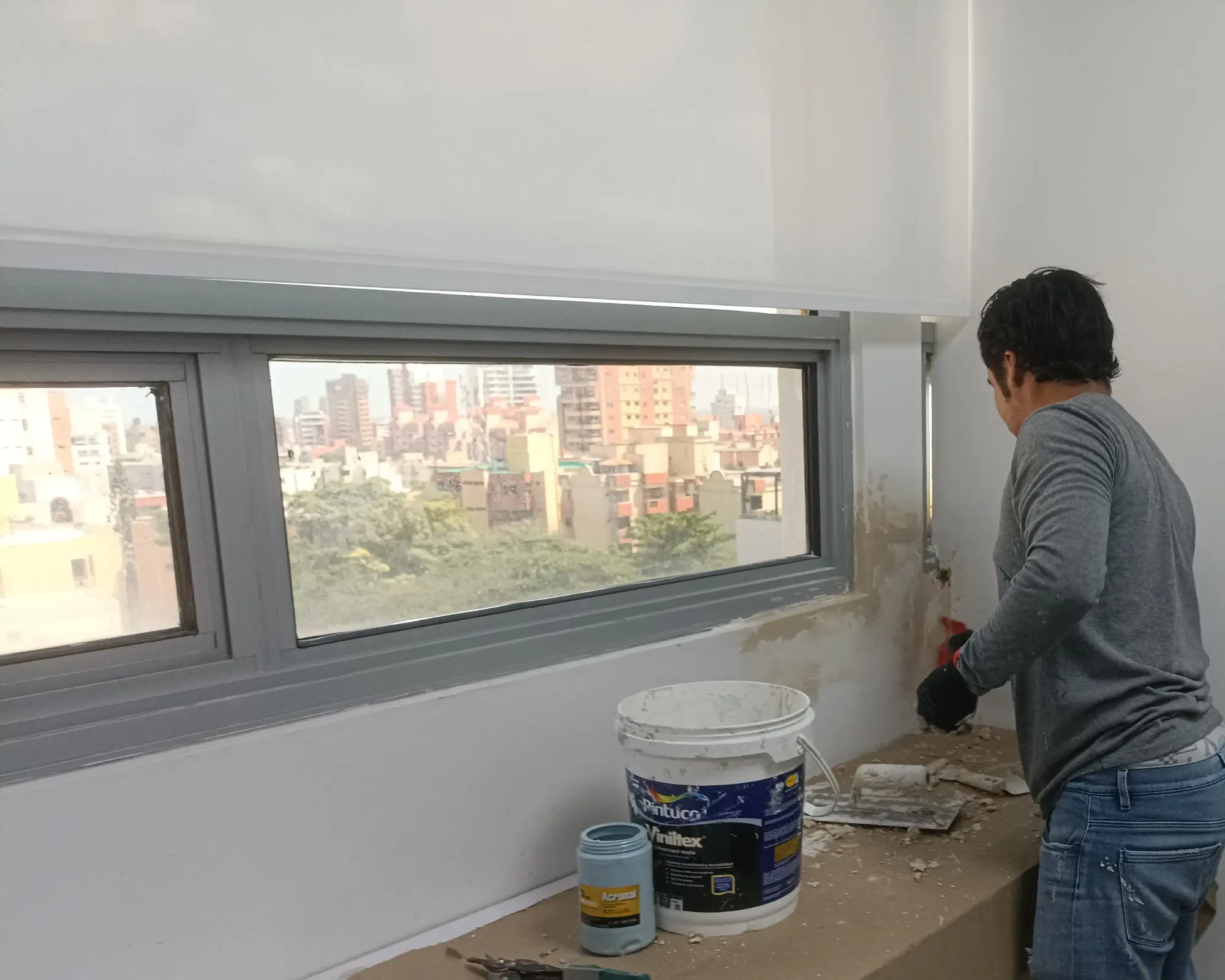 Segundo registro fotográfico del proyecto pintura de baños y reparaciones de acabados en un edificio