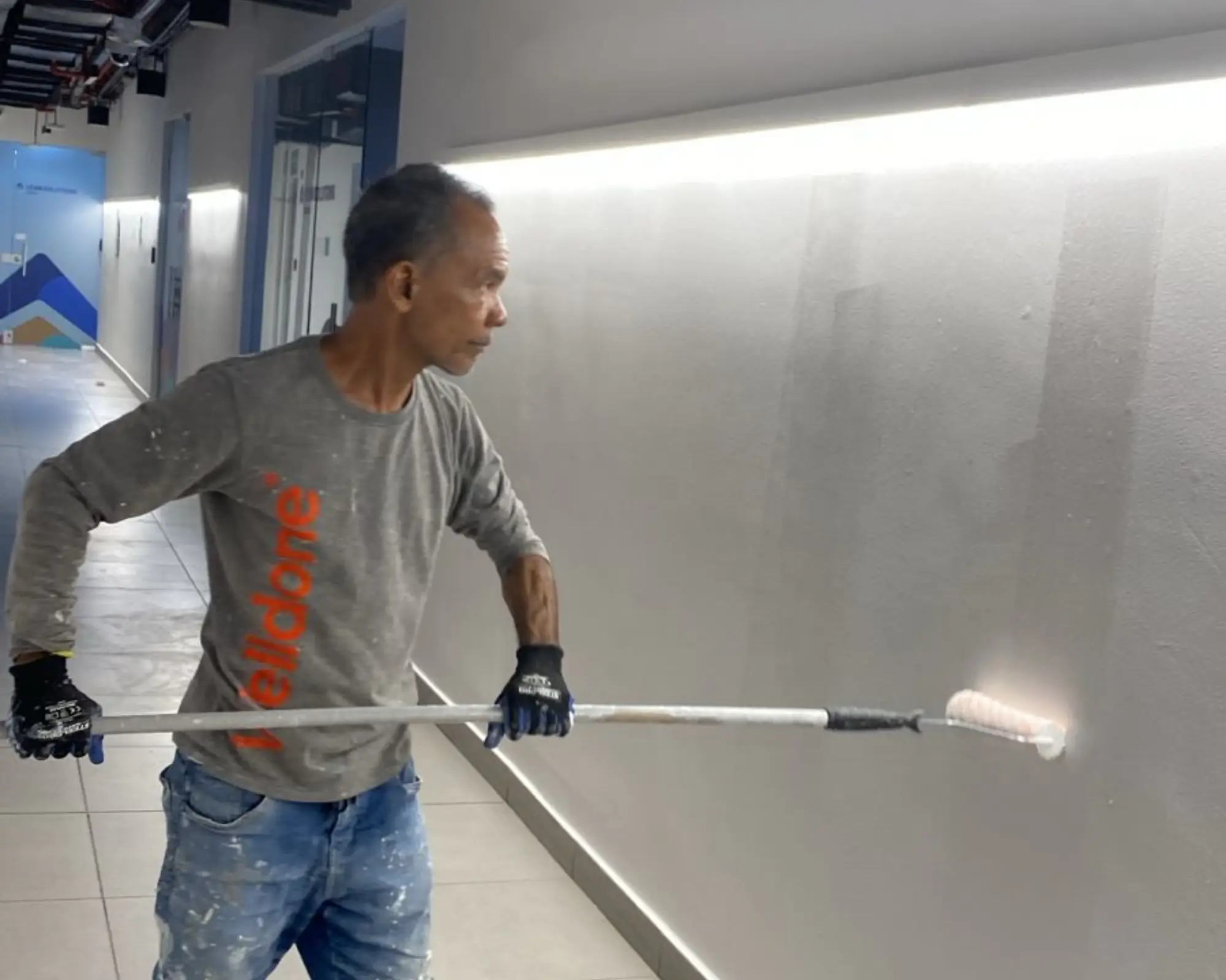 Segundo registro fotográfico del proyecto pintura de pasillos interiores en un edificio