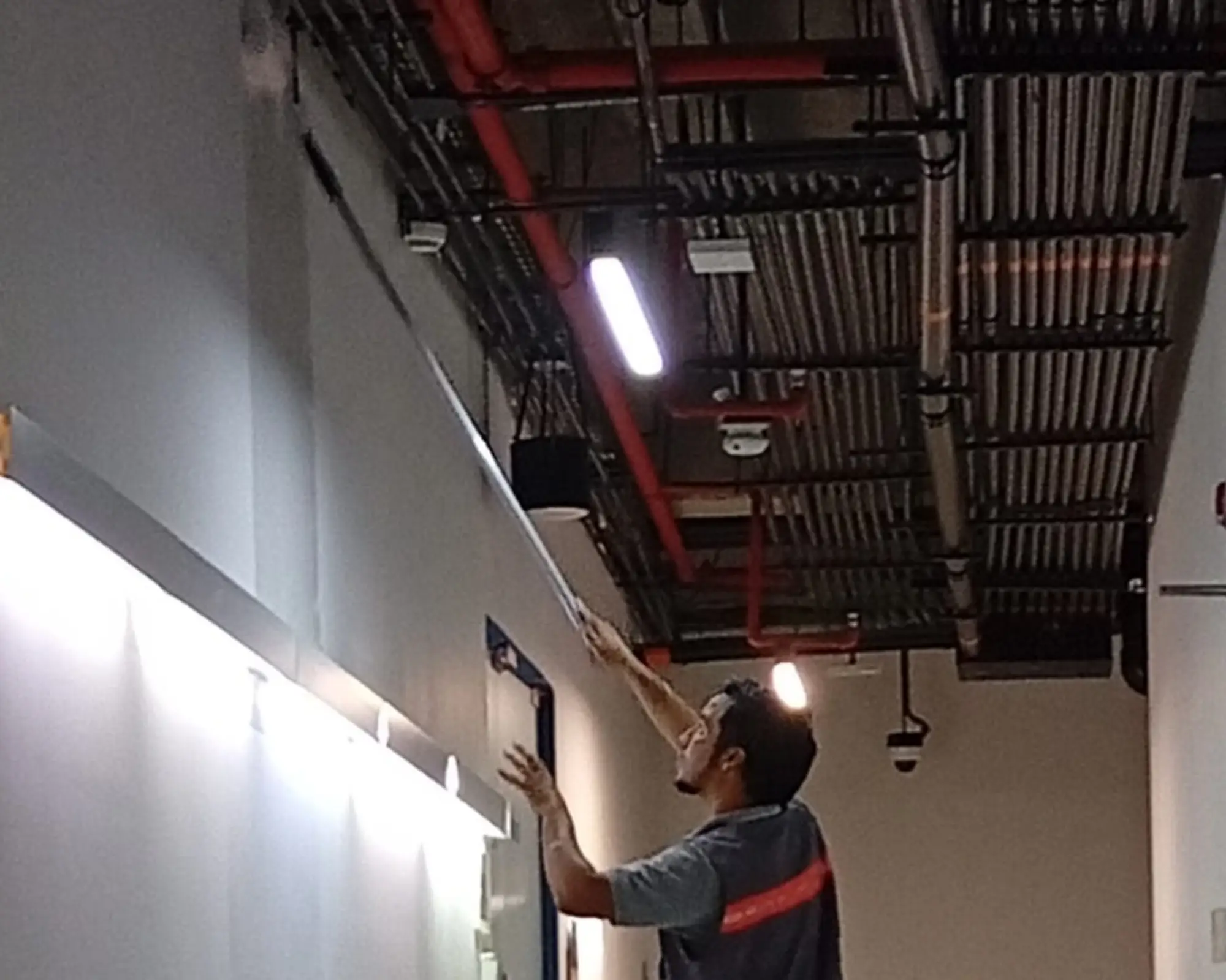 Tercer registro fotográfico del proyecto pintura de pasillos interiores en un edificio