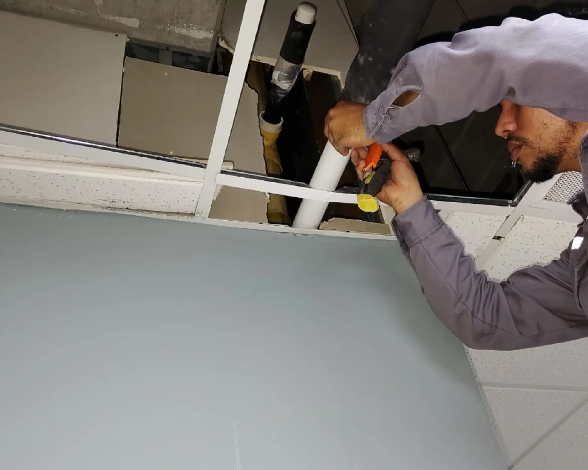 Primer registro fotográfico del proyecto renovación de la red de desagüe de condensados en un edificio de oficinas