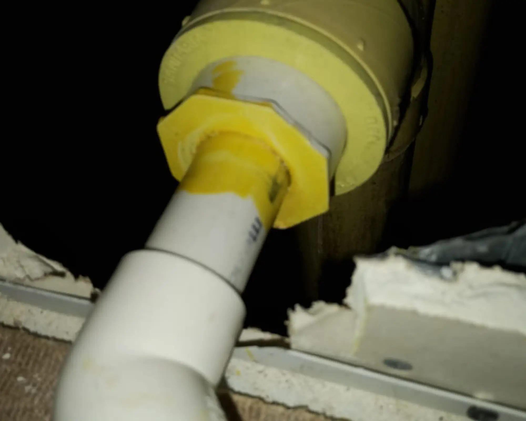 Tercer registro fotográfico del proyecto renovación de la red de desagüe de condensados en un edificio de oficinas