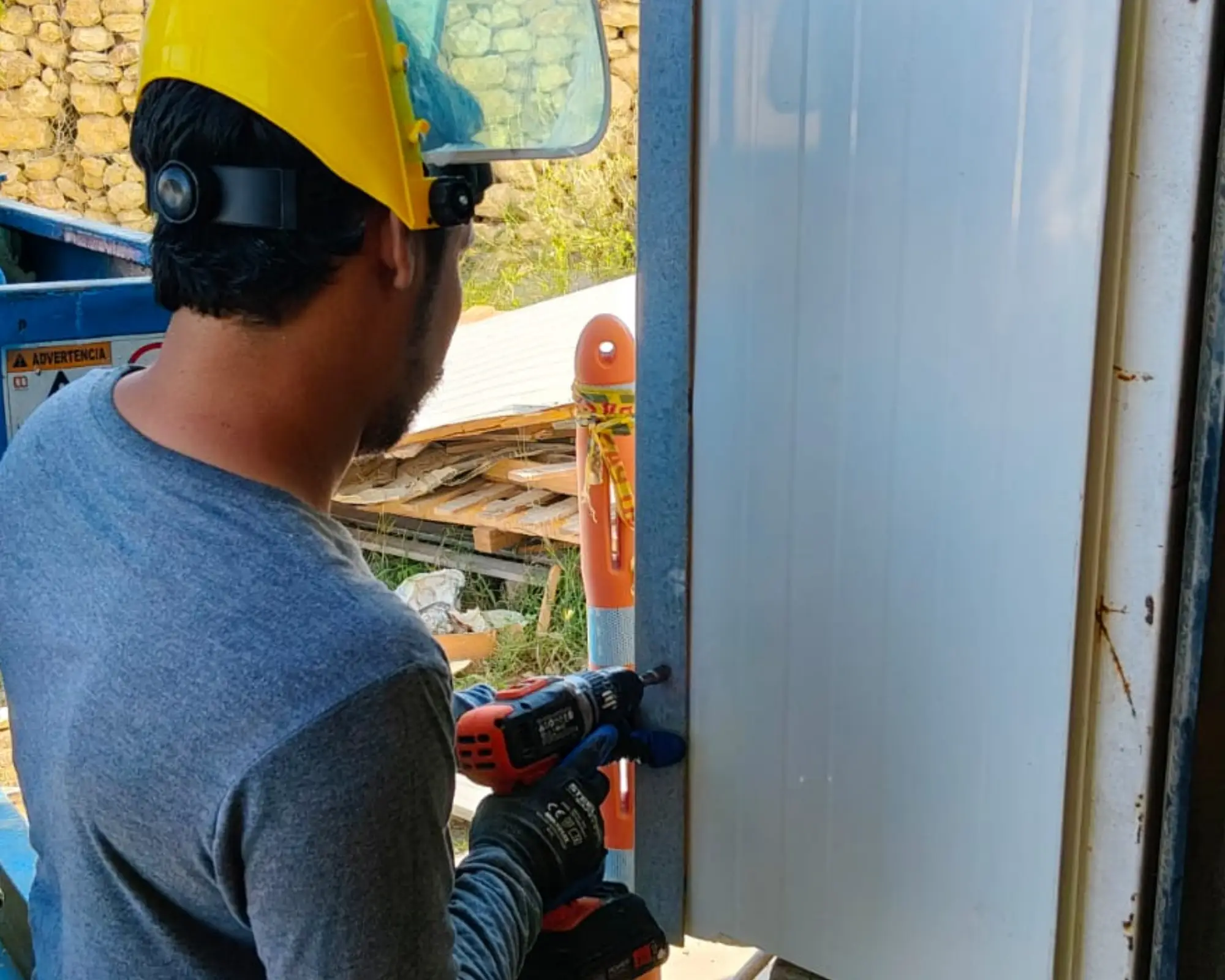 Primer registro fotográfico del proyecto reparación de un acceso en instalaciones logísticas