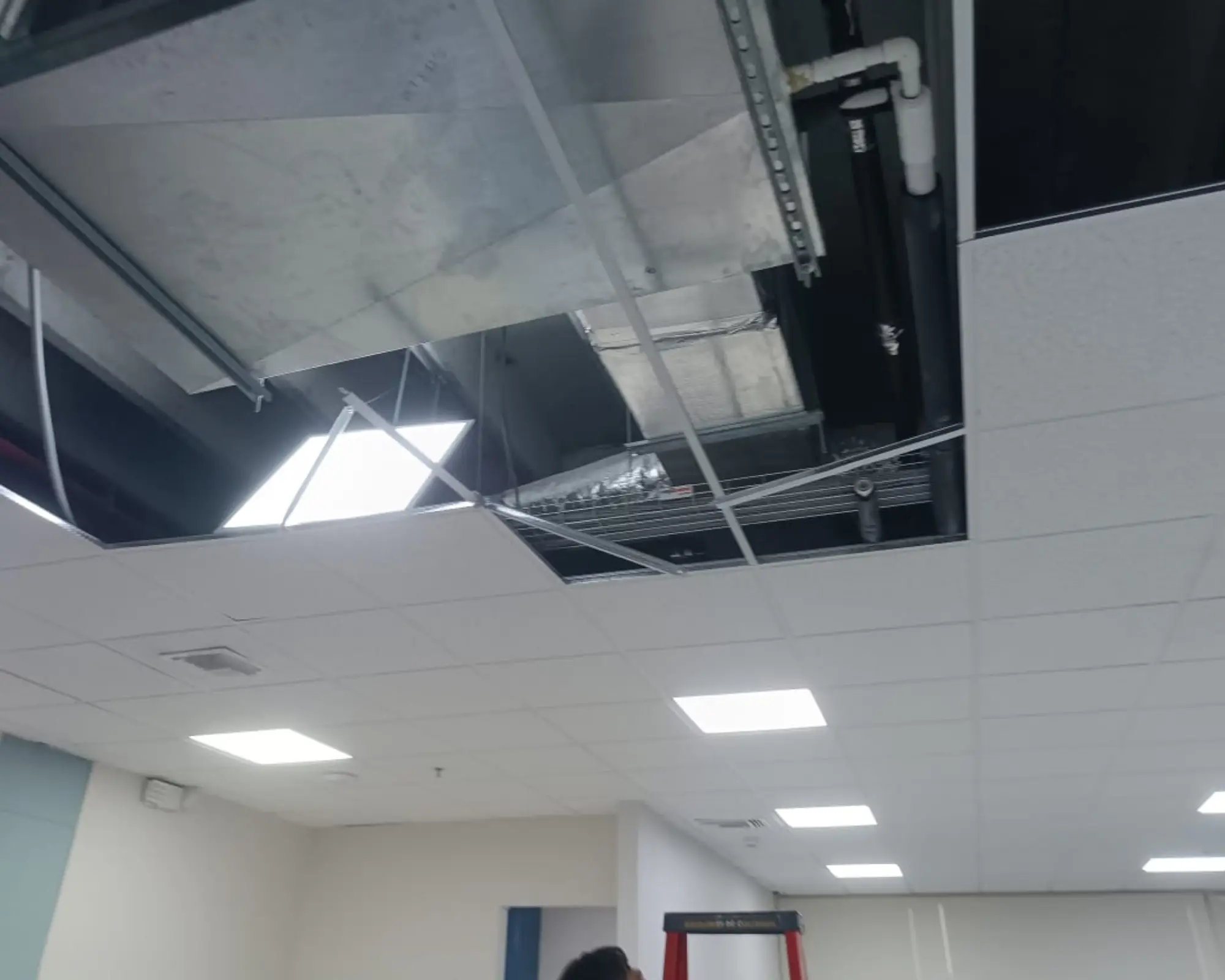 Tercer registro fotográfico del proyecto reparación de alfeizares, cielo raso y pintura de sala de juntas en oficinas