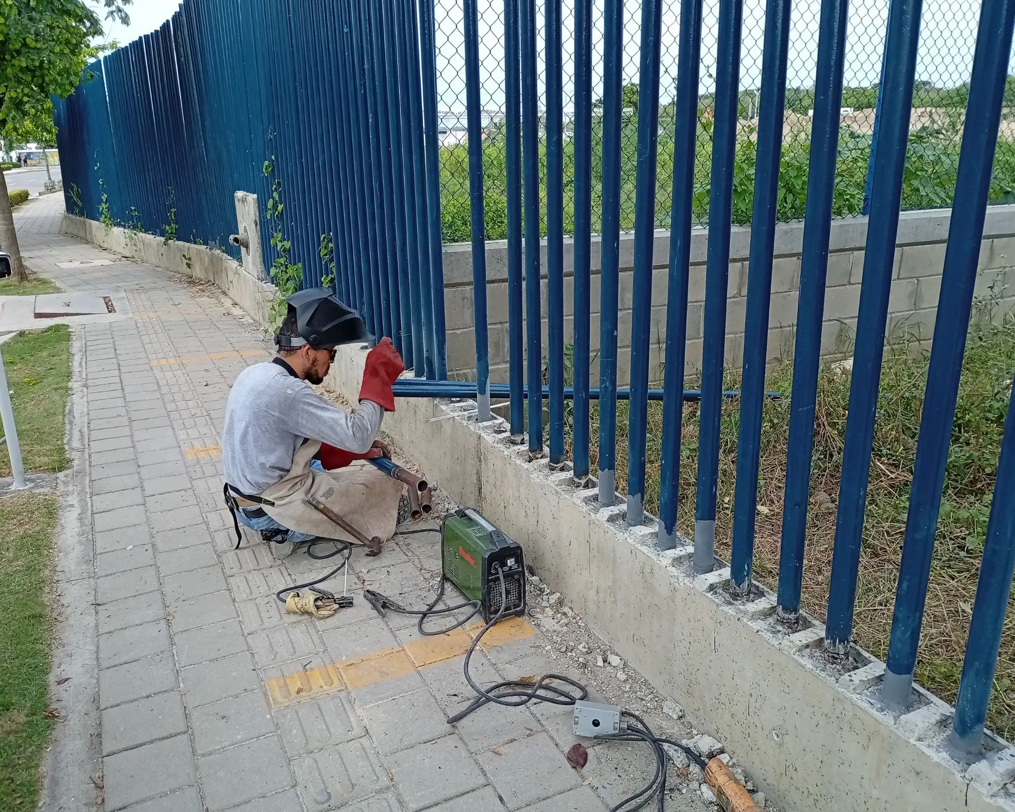 Segundo registro fotográfico del proyecto reparación del cerramiento de acceso a un parque logístico