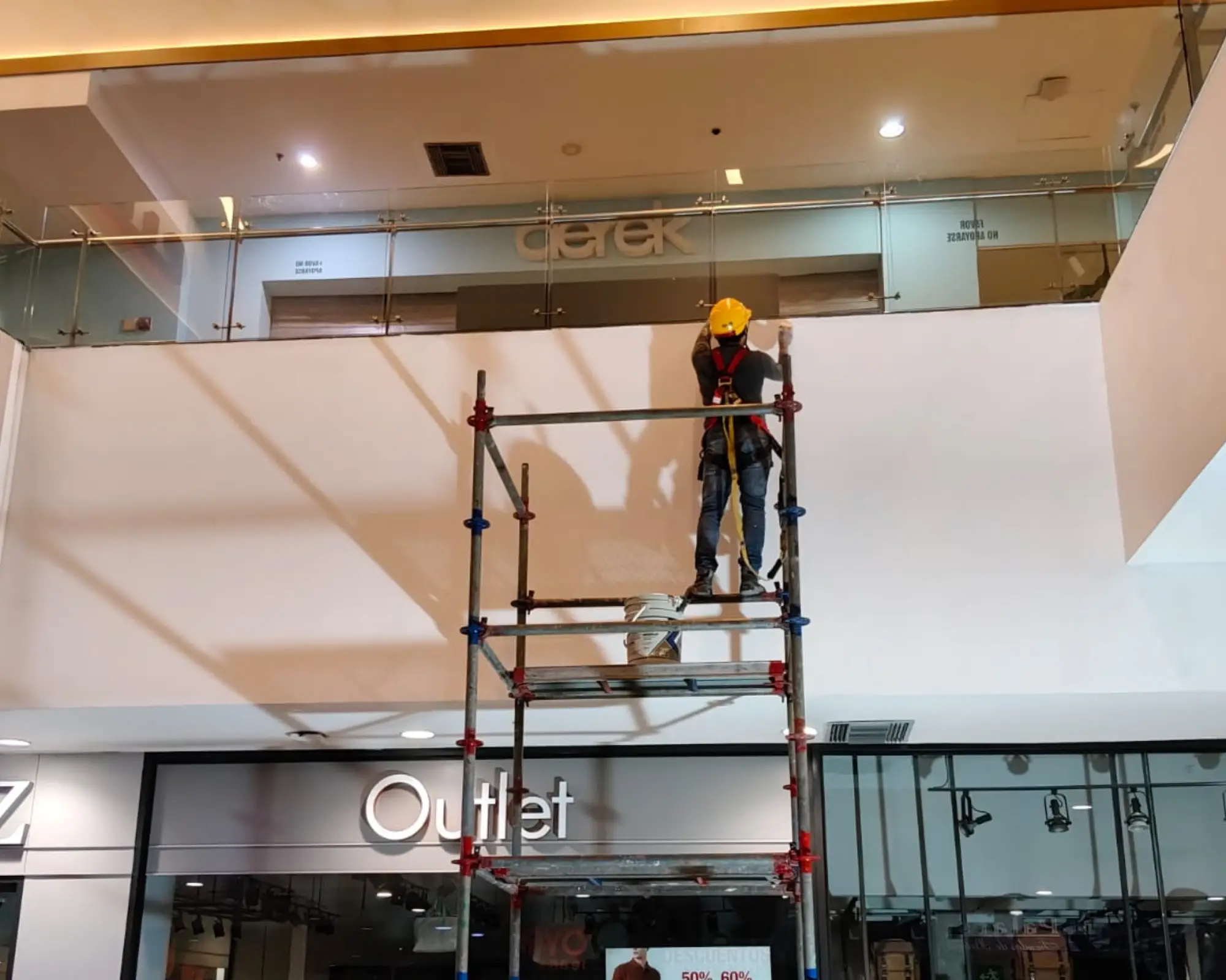 Primer registro fotográfico del proyecto reparación y pintura de dinteles en pasillos comerciales