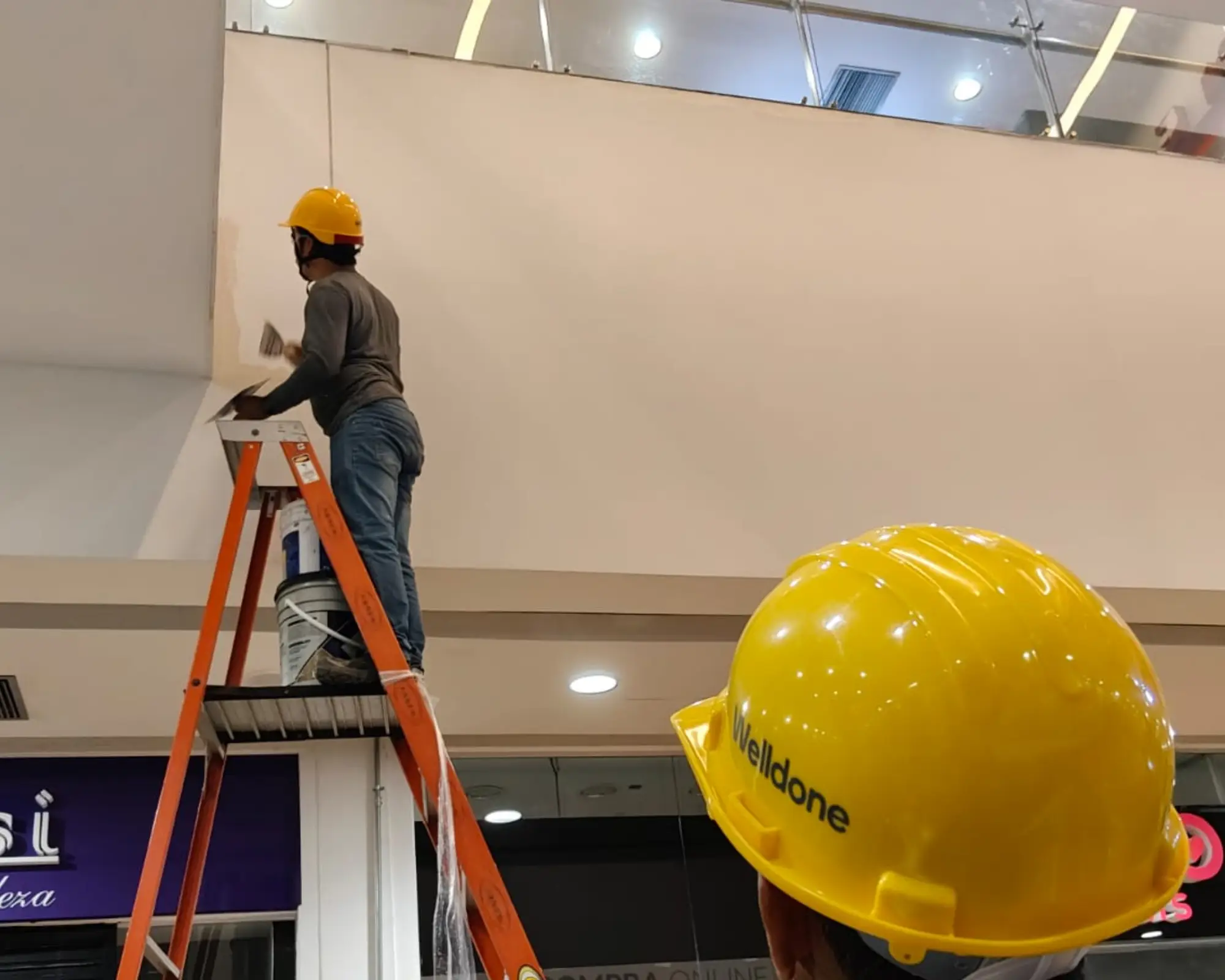 Tercer registro fotográfico del proyecto reparación y pintura de dinteles en pasillos comerciales