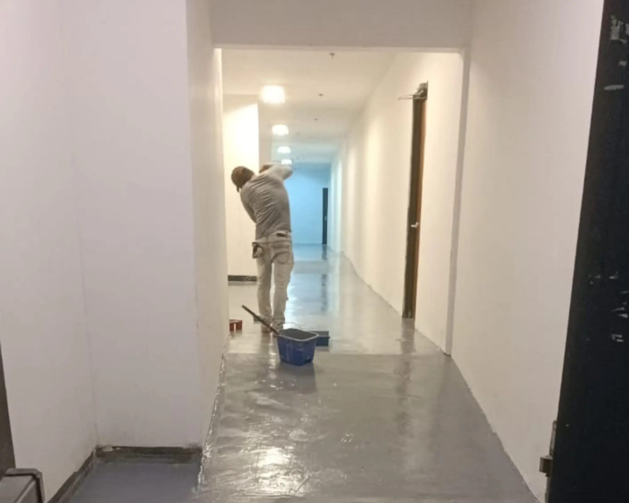 Segundo registro fotográfico del proyecto reparación de piso en pasillo de servicio de una empresa de cine