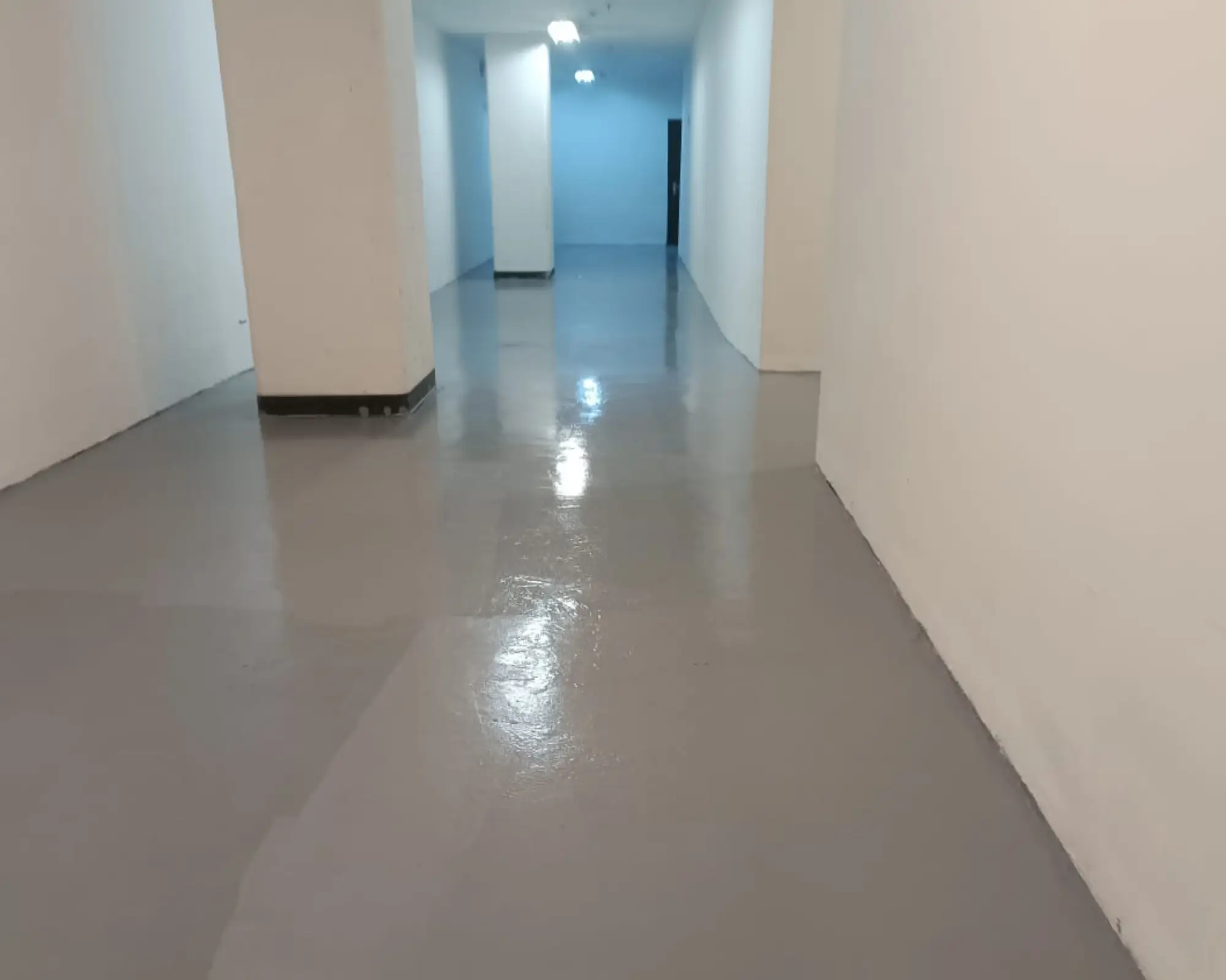 Tercer registro fotográfico del proyecto reparación de piso en pasillo de servicio de una empresa de cine