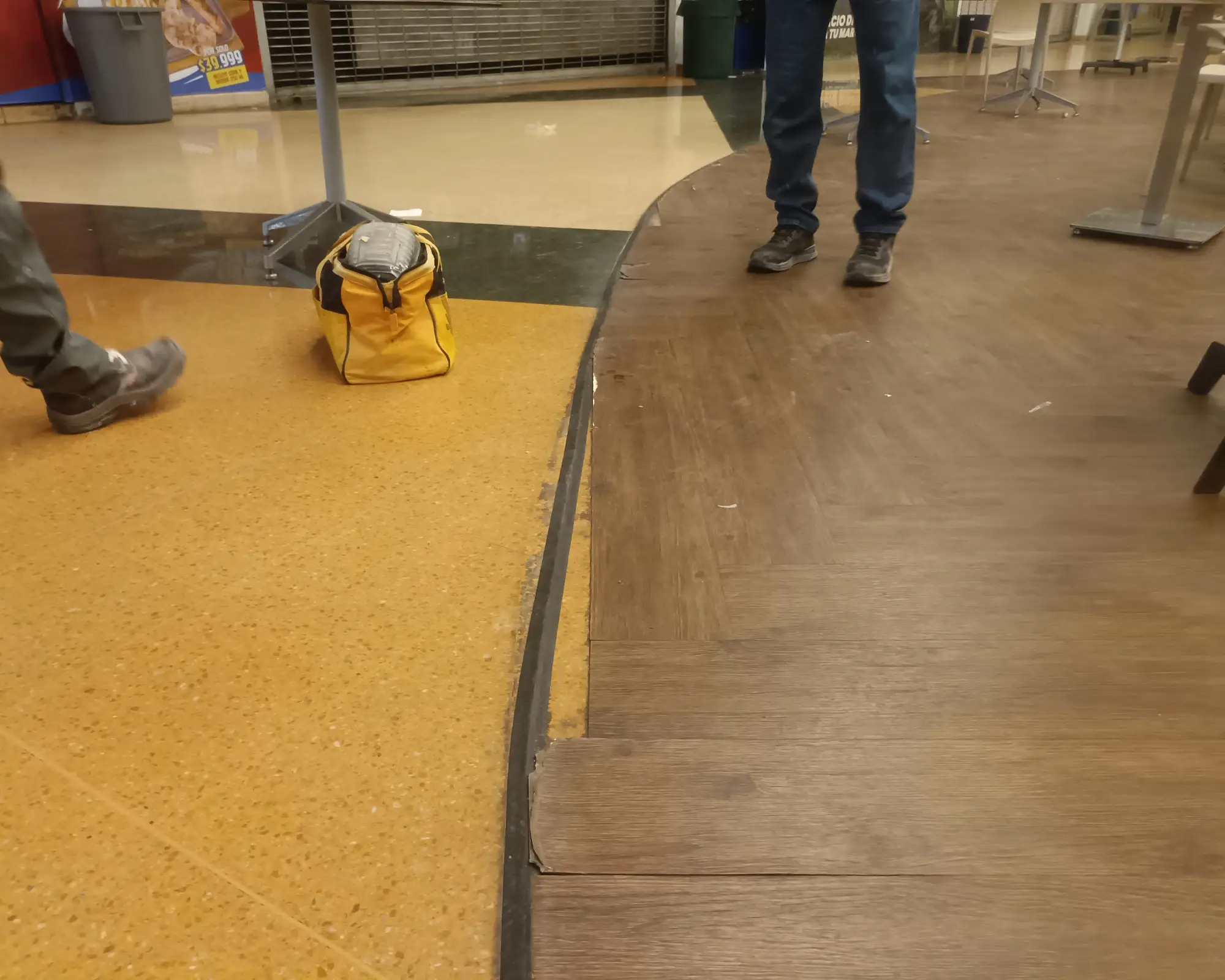Primer registro fotográfico del proyecto reparación de piso en una plaza de comidas