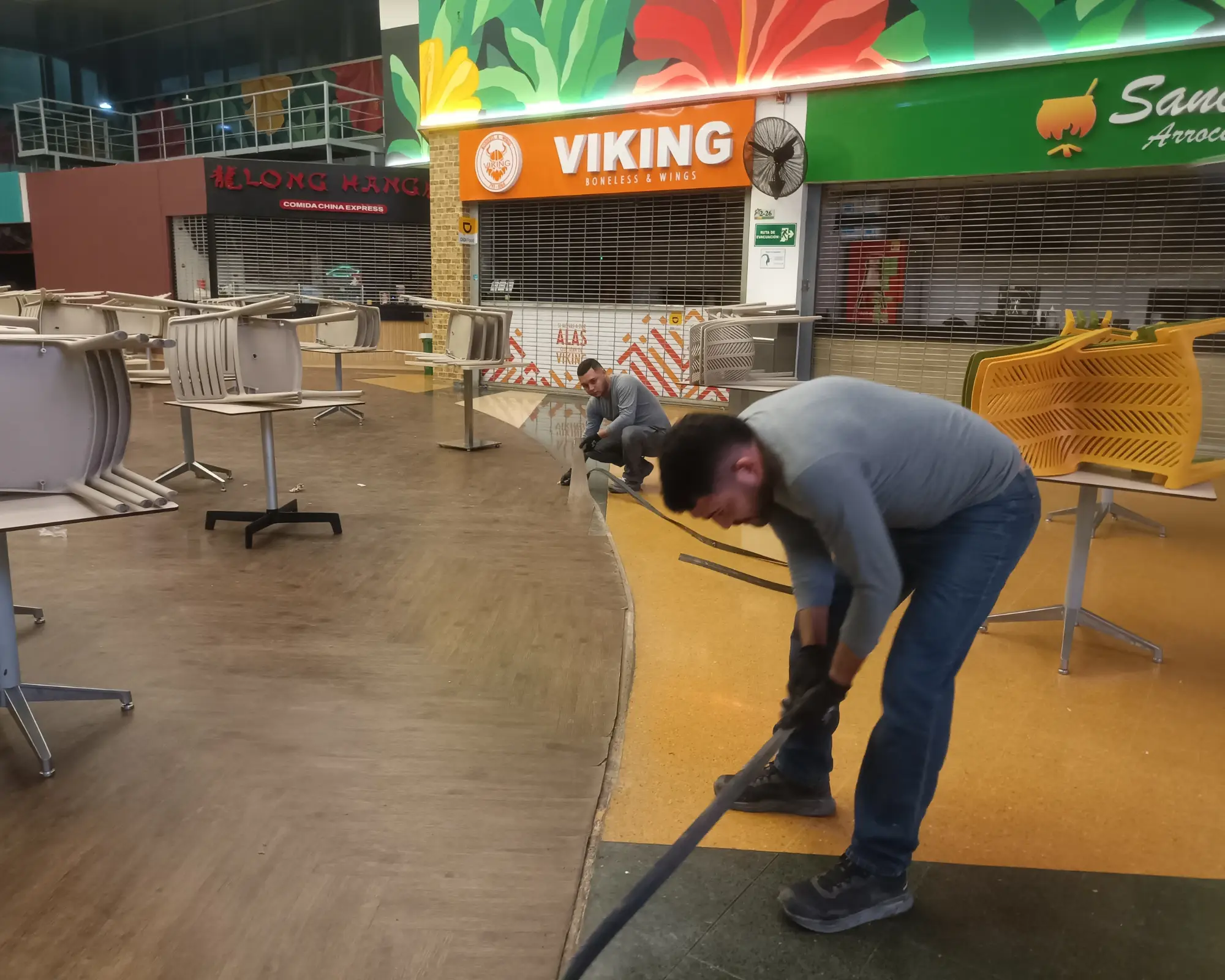 Segundo registro fotográfico del proyecto reparación de piso en una plaza de comidas