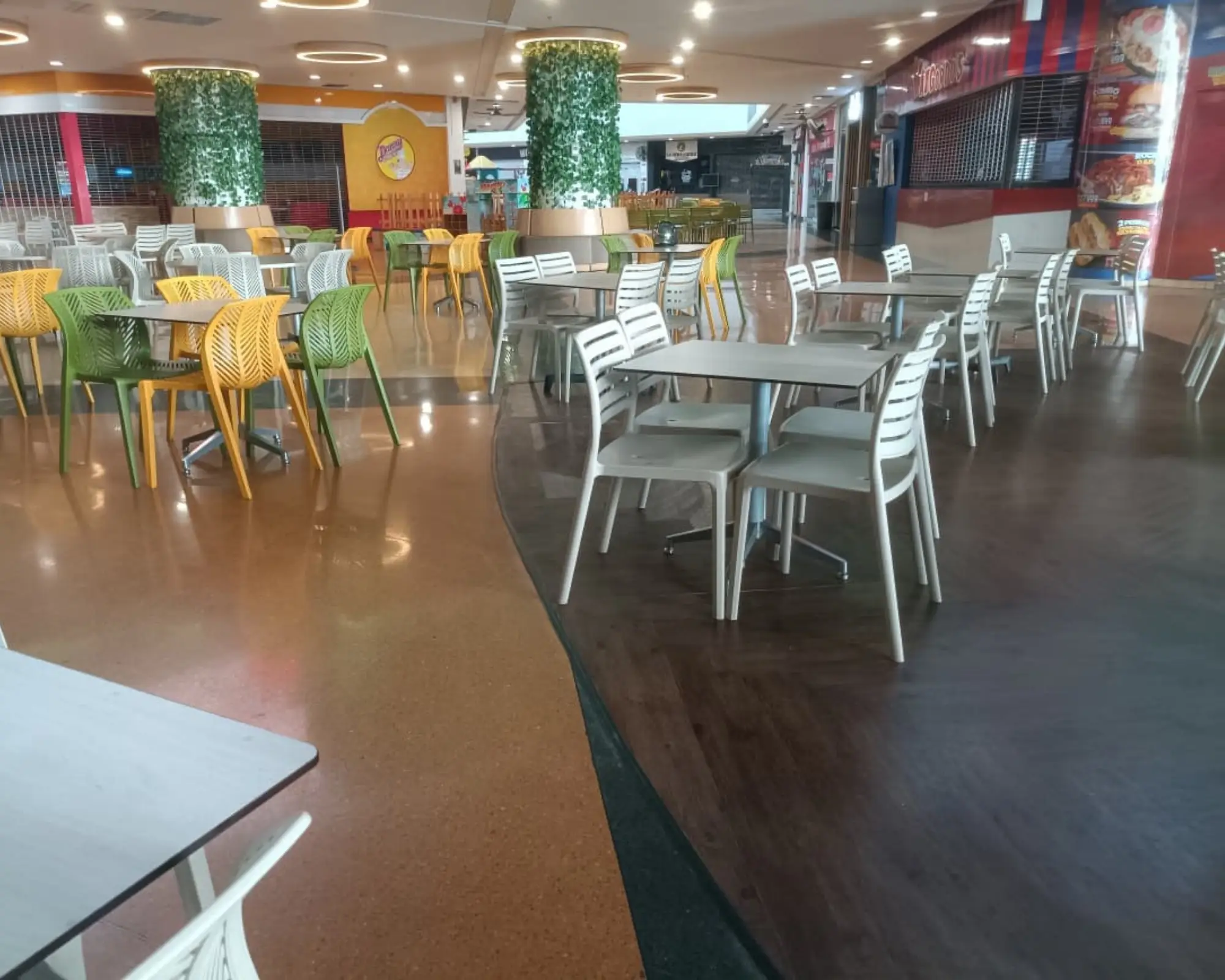 Tercer registro fotográfico del proyecto reparación de piso en una plaza de comidas