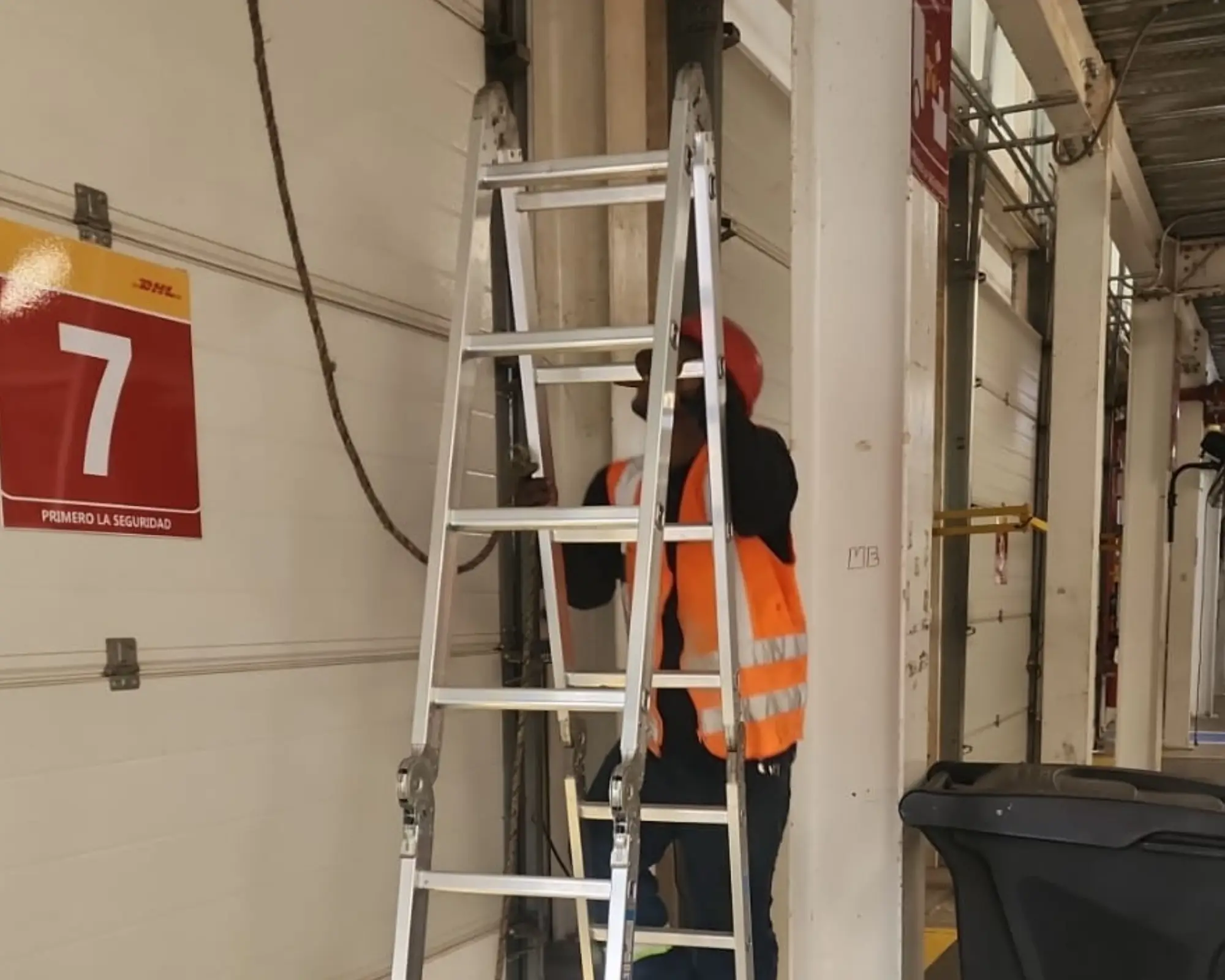 Tercer registro fotográfico del proyecto reparación de puerta seccional en instalaciones logísticas
